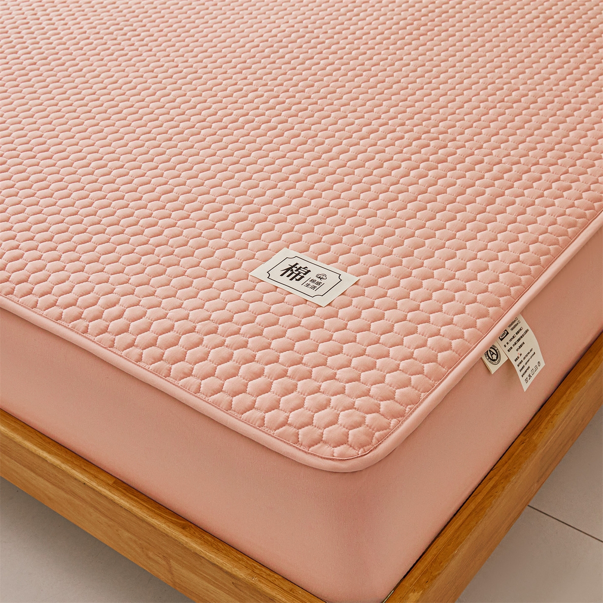 91家纺网 家纺一手货源 找家纺 居眠 2026新款蜂巢-防水夹棉棉花床笠 蜂巢-粉