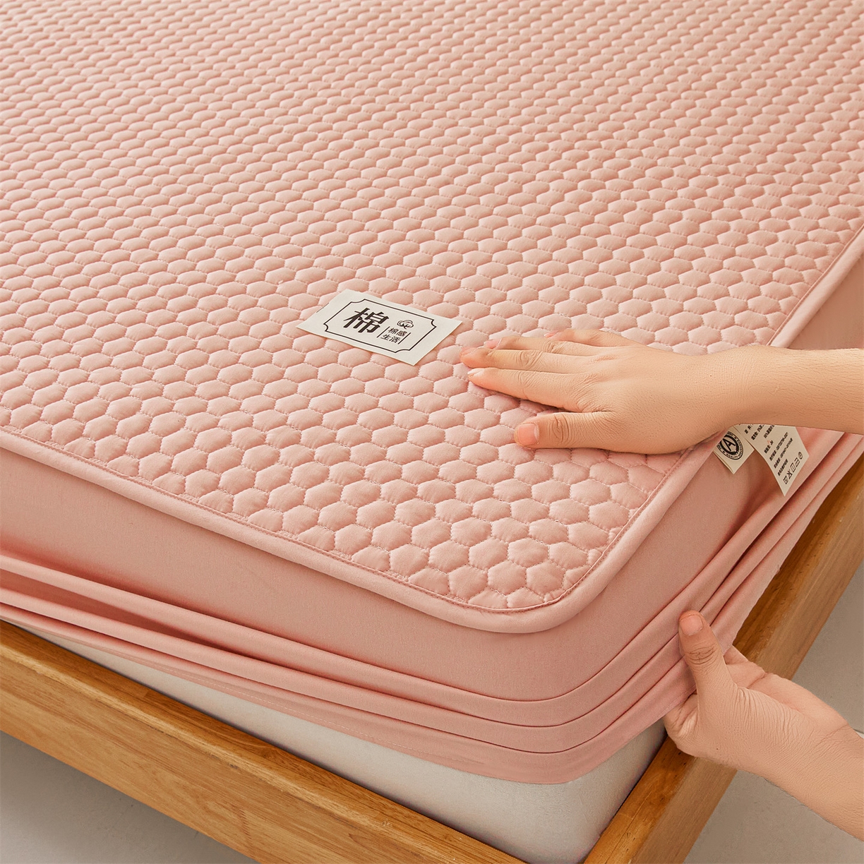 91家纺网 家纺一手货源 找家纺 居眠 2026新款蜂巢-防水夹棉棉花床笠 蜂巢-粉