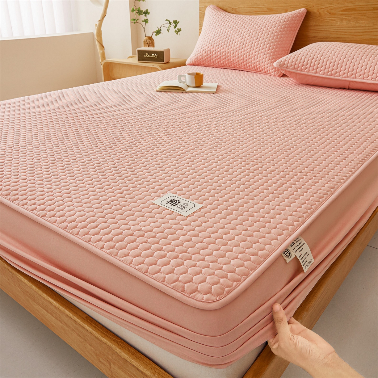 91家纺网 家纺一手货源 找家纺 居眠 2026新款蜂巢-防水夹棉棉花床笠 蜂巢-粉