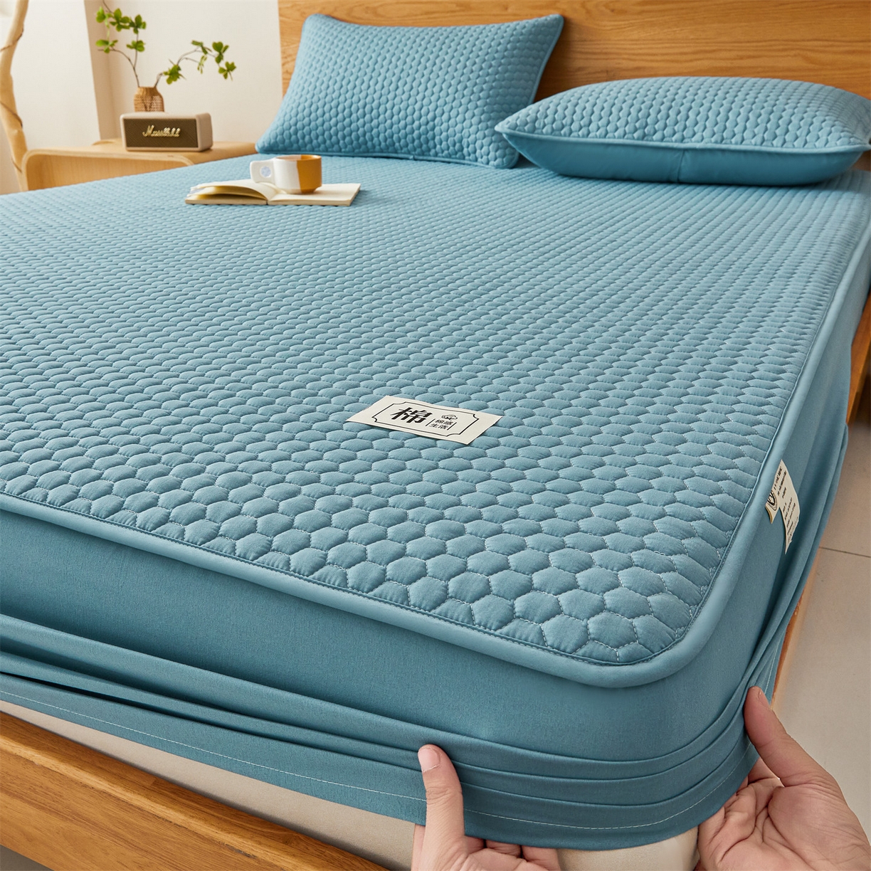 91家纺网 家纺一手货源 找家纺 居眠 2026新款蜂巢-防水夹棉棉花床笠 蜂巢-蓝