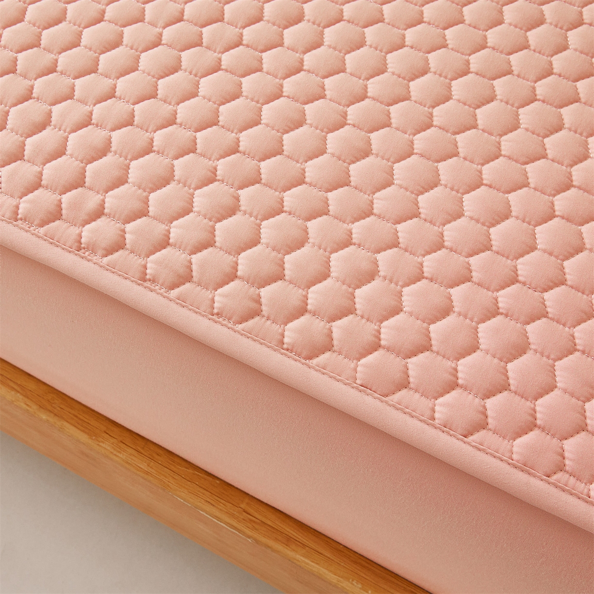 91家纺网 家纺一手货源 找家纺 居眠 2026新款蜂巢-防水夹棉棉花床笠 蜂巢-粉