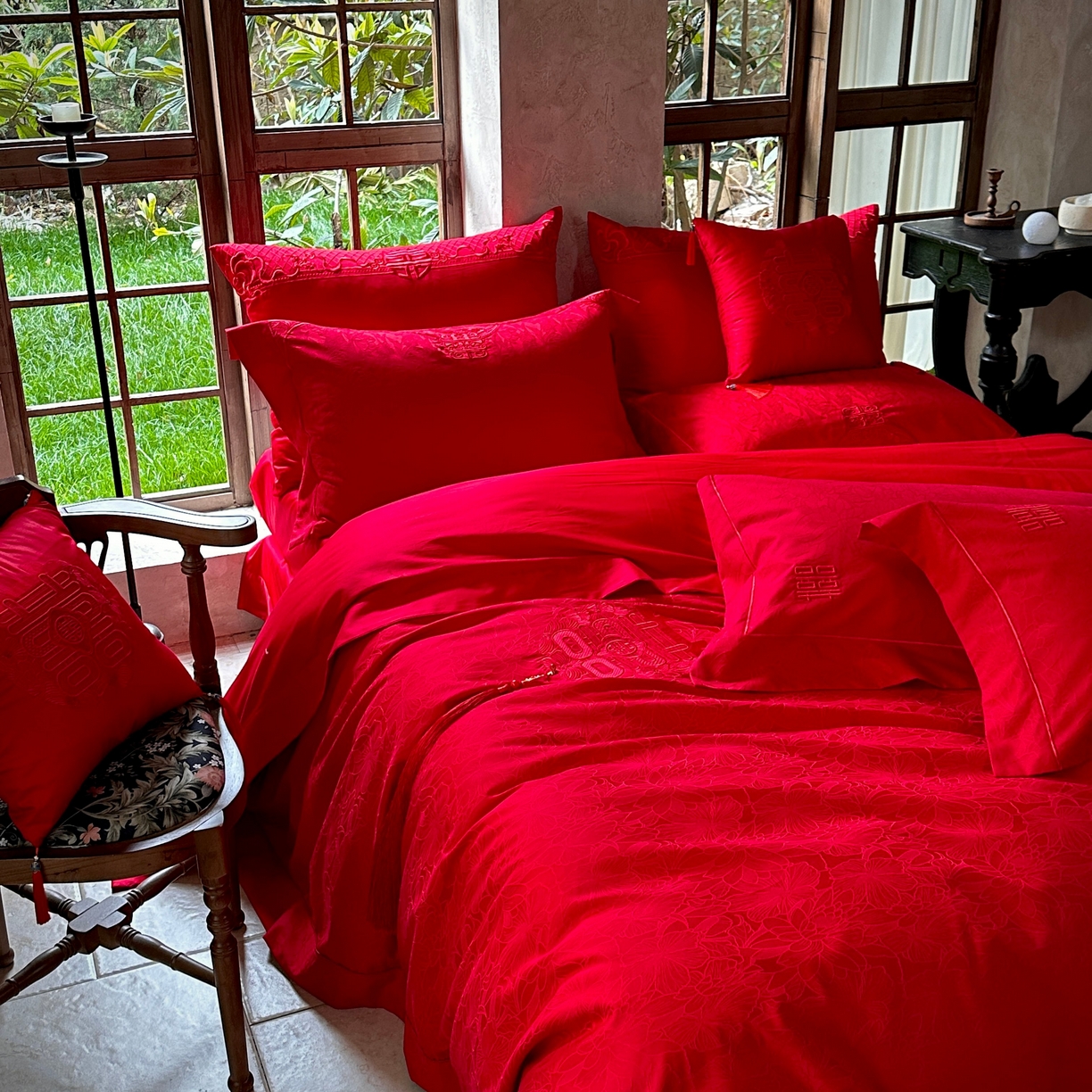 91家纺网 家纺一手货源 找家纺 （总）佳汐蓝家纺 2026新款高精密缎面蕾丝贴布绣法式浪漫邂逅中式喜庆四件套