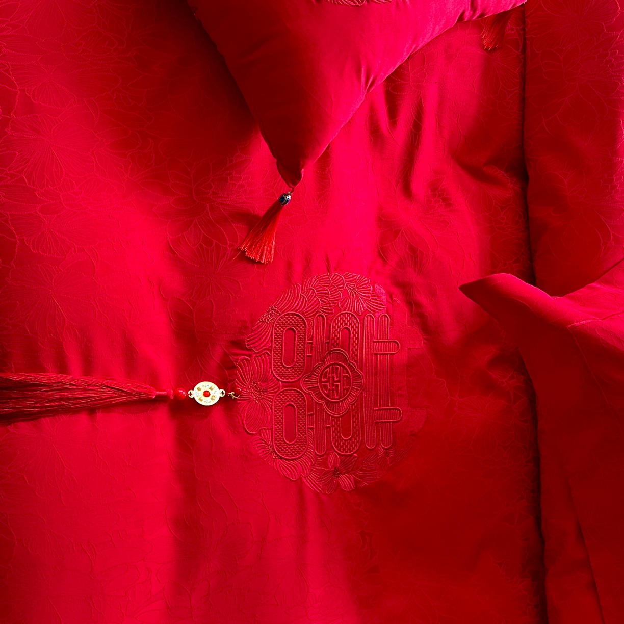 91家纺网 家纺一手货源 找家纺 （总）佳汐蓝家纺 2026新款高精密缎面蕾丝贴布绣法式浪漫邂逅中式喜庆四件套