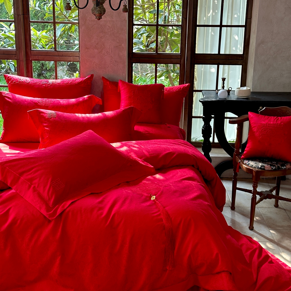 91家纺网 家纺一手货源 找家纺 （总）佳汐蓝家纺 2026新款高精密缎面蕾丝贴布绣法式浪漫邂逅中式喜庆四件套