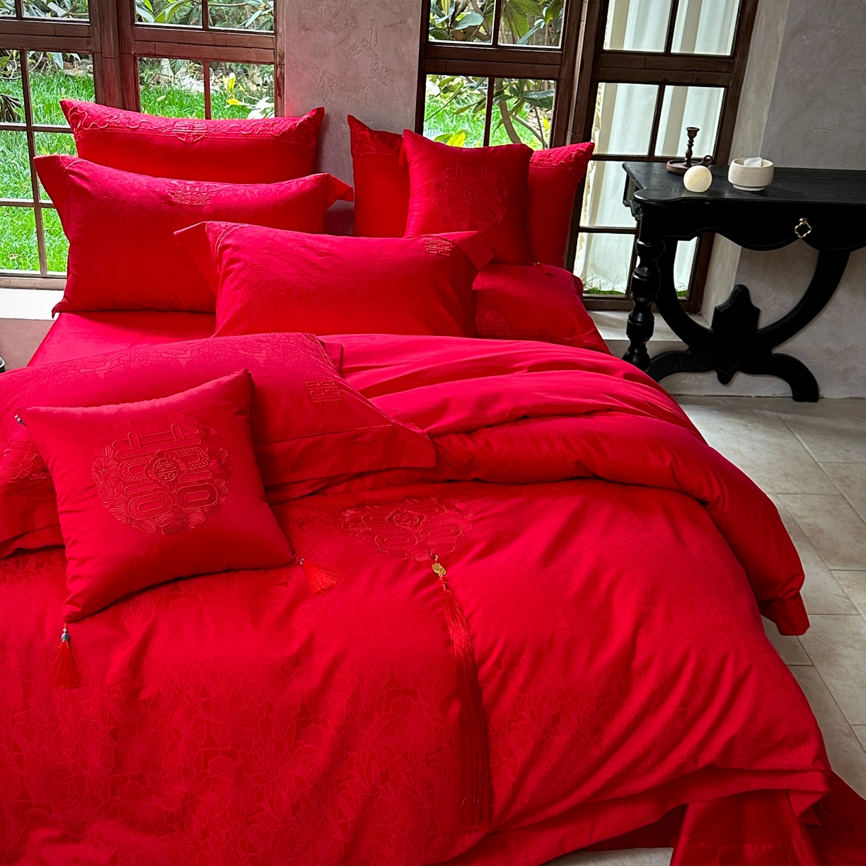 91家纺网 家纺一手货源 找家纺 （总）佳汐蓝家纺 2026新款高精密缎面蕾丝贴布绣法式浪漫邂逅中式喜庆四件套