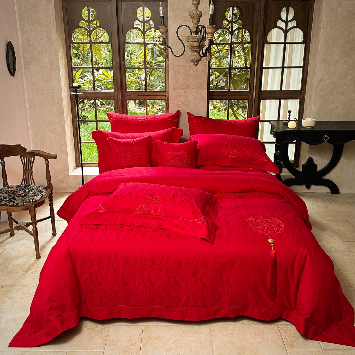 91家纺网 家纺一手货源 找家纺 （总）佳汐蓝家纺 2026新款高精密缎面蕾丝贴布绣法式浪漫邂逅中式喜庆四件套