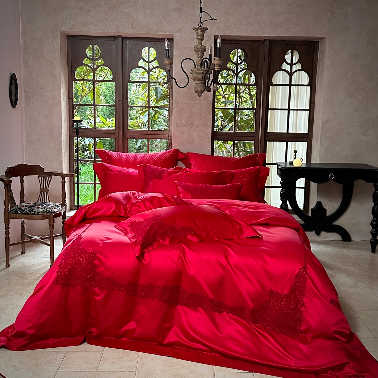 91家纺网 家纺一手货源 找家纺 （总）佳汐蓝家纺 2026新款高精密缎面蕾丝贴布绣法式浪漫邂逅中式喜庆四件套