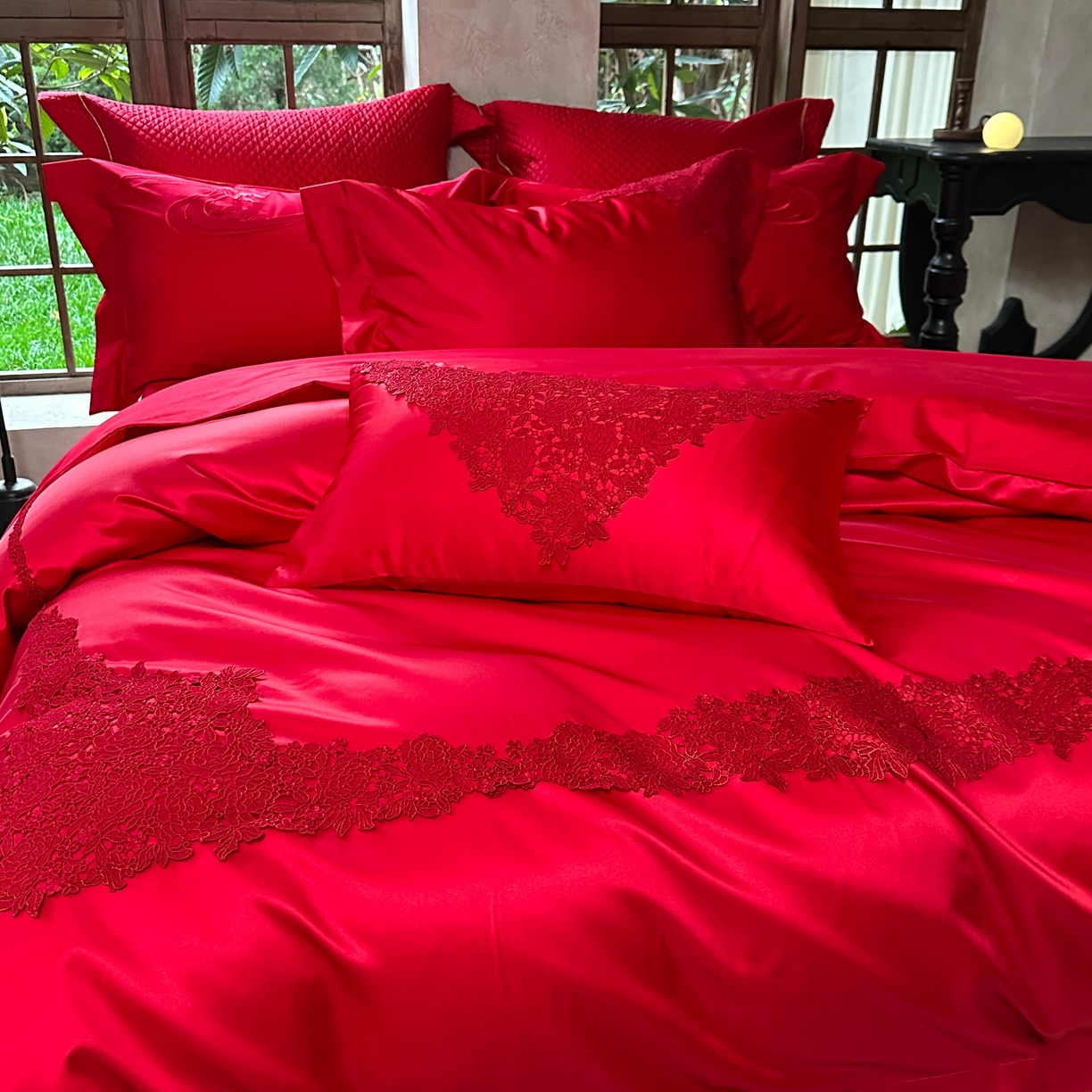 91家纺网 家纺一手货源 找家纺 佳汐蓝家纺 2026新款高精密缎面蕾丝贴布绣法式浪漫邂逅中式喜庆四件套 情意浓浓