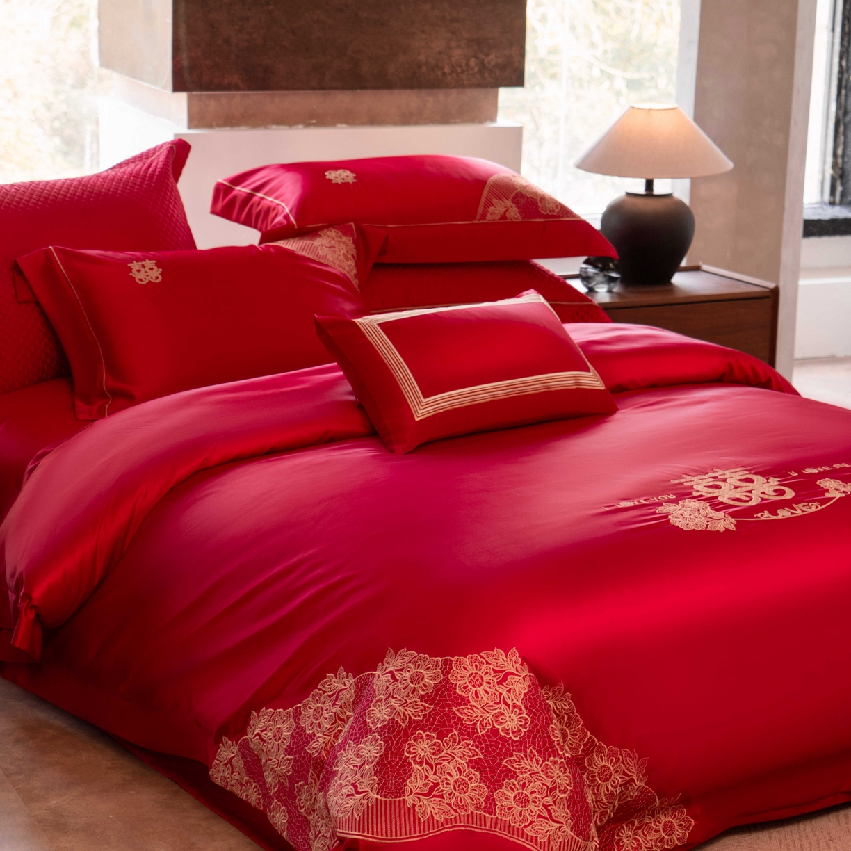 91家纺网 家纺一手货源 找家纺 佳汐蓝家纺 2026新款高精密缎面蕾丝贴布绣法式浪漫邂逅中式喜庆四件套 唯美