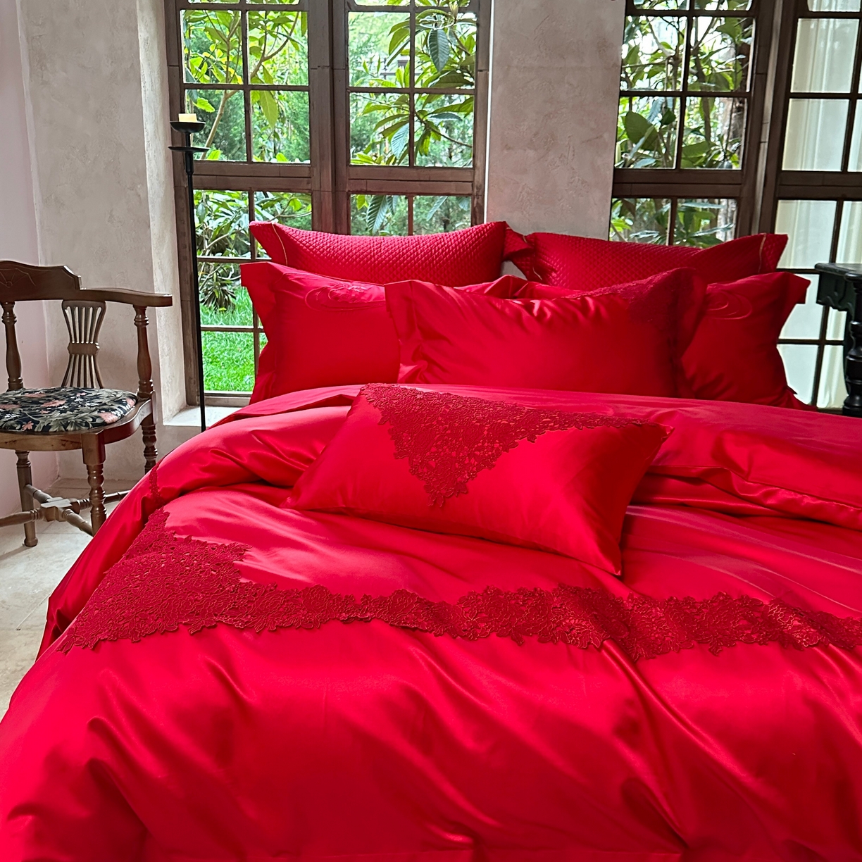 91家纺网 家纺一手货源 找家纺 佳汐蓝家纺 2026新款高精密缎面蕾丝贴布绣法式浪漫邂逅中式喜庆四件套 情意浓浓