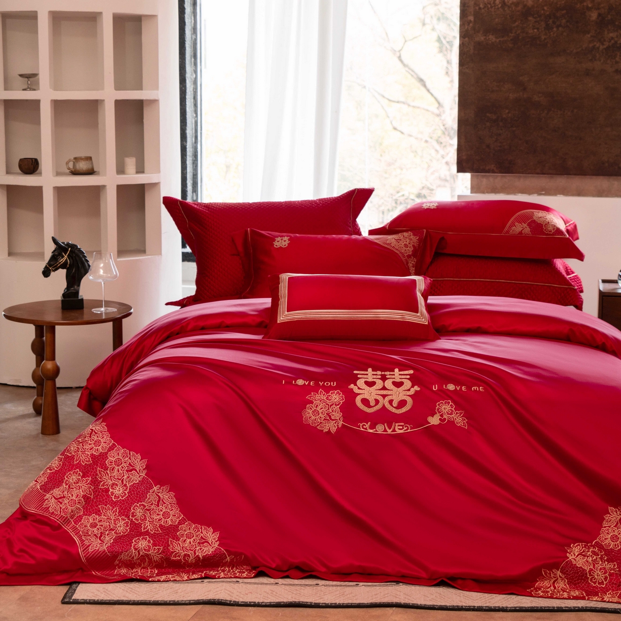 91家纺网 家纺一手货源 找家纺 佳汐蓝家纺 2026新款高精密缎面蕾丝贴布绣法式浪漫邂逅中式喜庆四件套 唯美