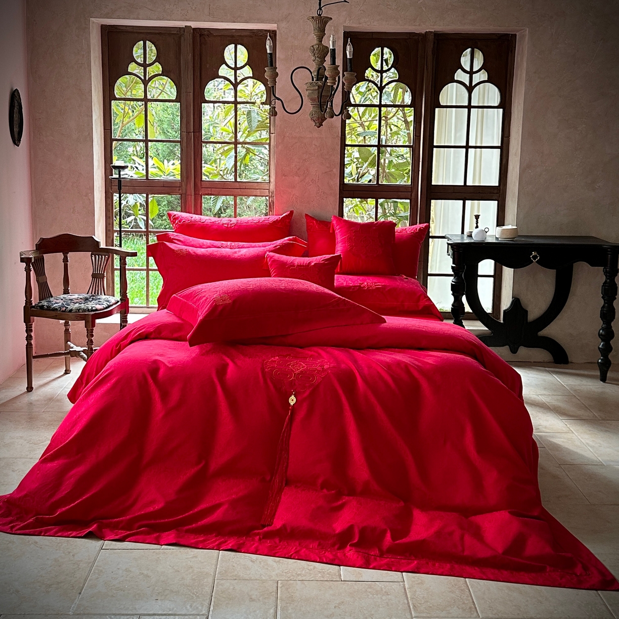 91家纺网 家纺一手货源 找家纺 佳汐蓝家纺 2026新款高精密缎面蕾丝贴布绣法式浪漫邂逅中式喜庆四件套 爱玛诗