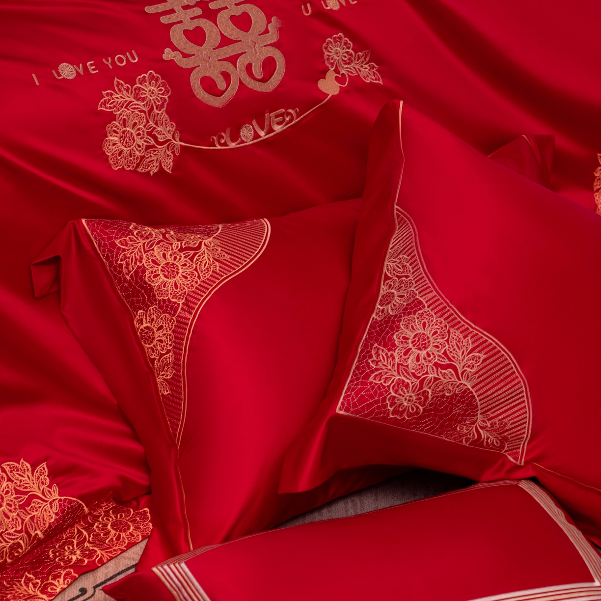 91家纺网 家纺一手货源 找家纺 佳汐蓝家纺 2026新款高精密缎面蕾丝贴布绣法式浪漫邂逅中式喜庆四件套 唯美