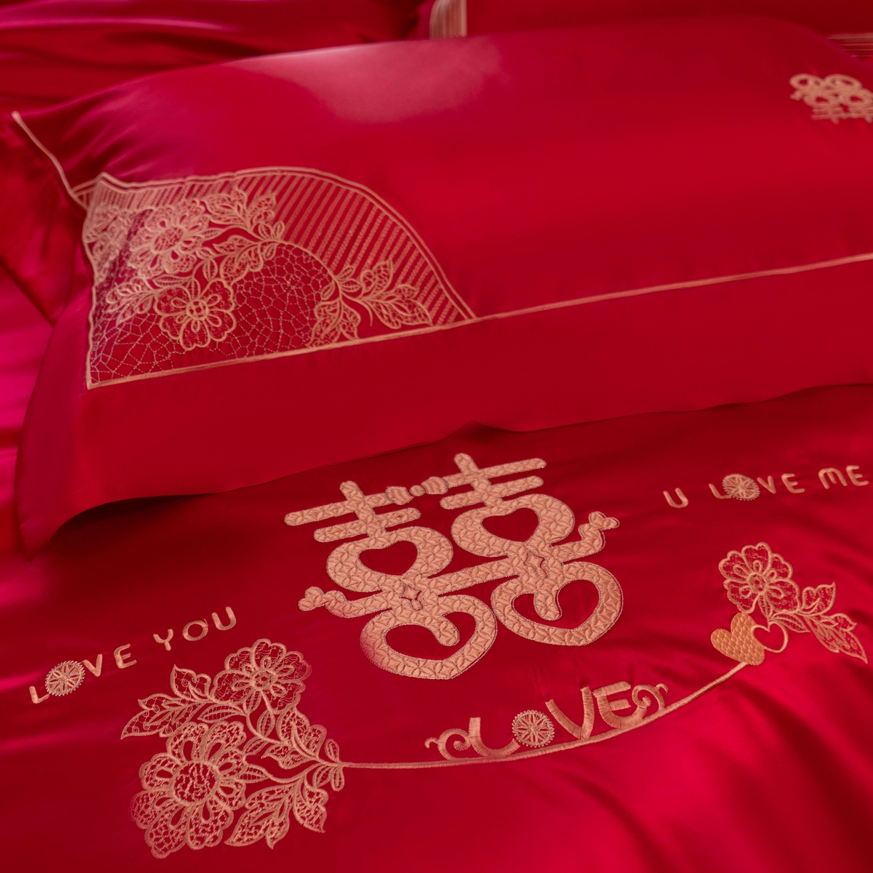 91家纺网 家纺一手货源 找家纺 佳汐蓝家纺 2026新款高精密缎面蕾丝贴布绣法式浪漫邂逅中式喜庆四件套 唯美