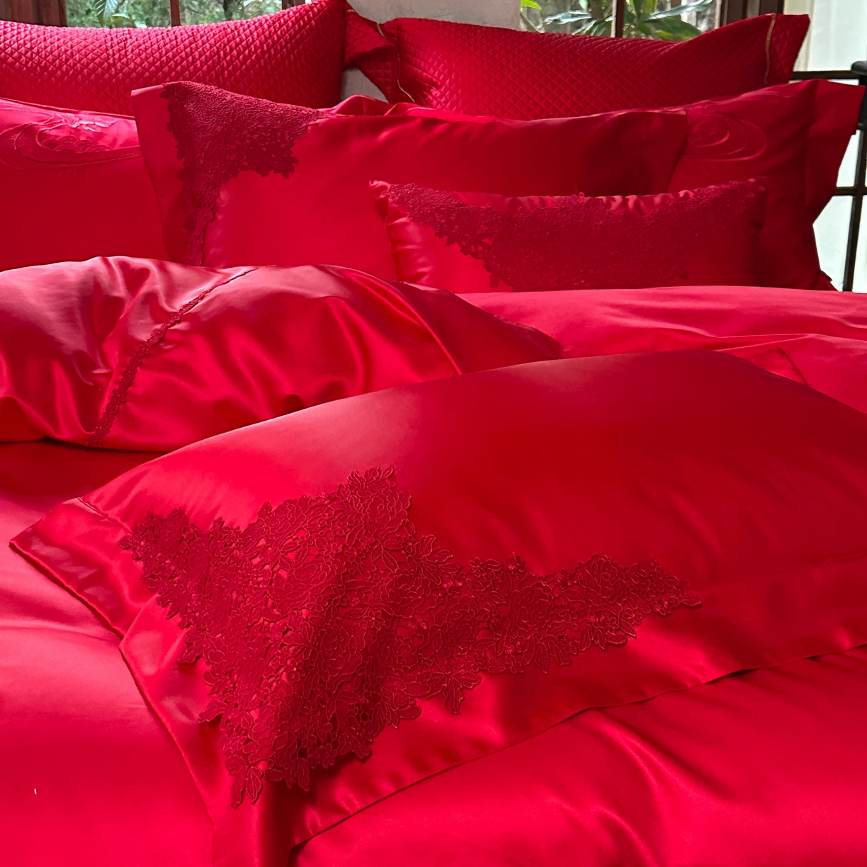 91家纺网 家纺一手货源 找家纺 佳汐蓝家纺 2026新款高精密缎面蕾丝贴布绣法式浪漫邂逅中式喜庆四件套 情意浓浓