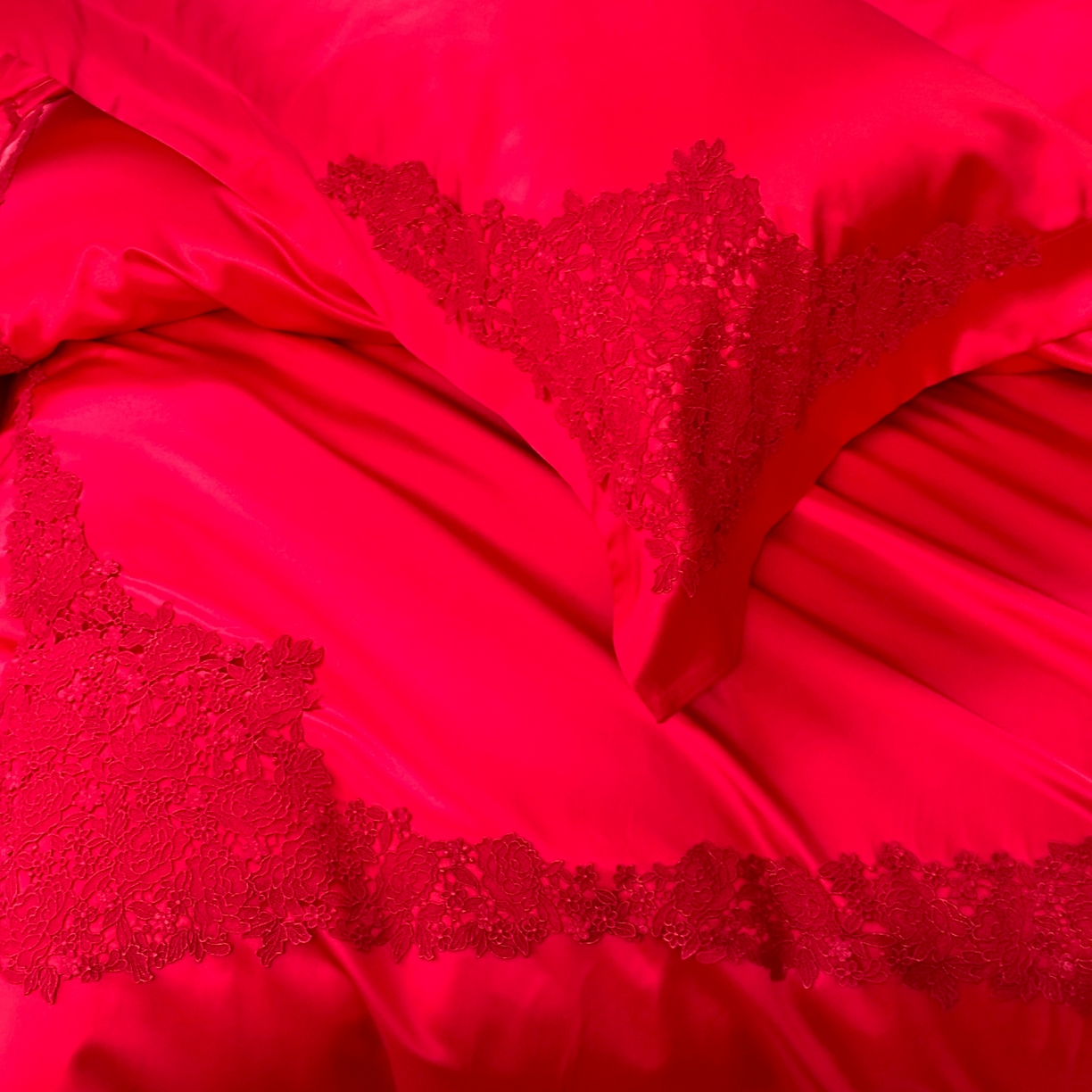 91家纺网 家纺一手货源 找家纺 佳汐蓝家纺 2026新款高精密缎面蕾丝贴布绣法式浪漫邂逅中式喜庆四件套 情意浓浓