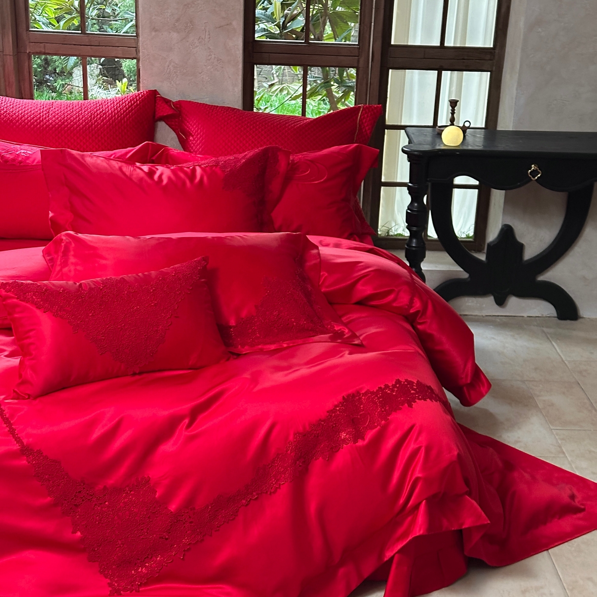 91家纺网 家纺一手货源 找家纺 佳汐蓝家纺 2026新款高精密缎面蕾丝贴布绣法式浪漫邂逅中式喜庆四件套 情意浓浓