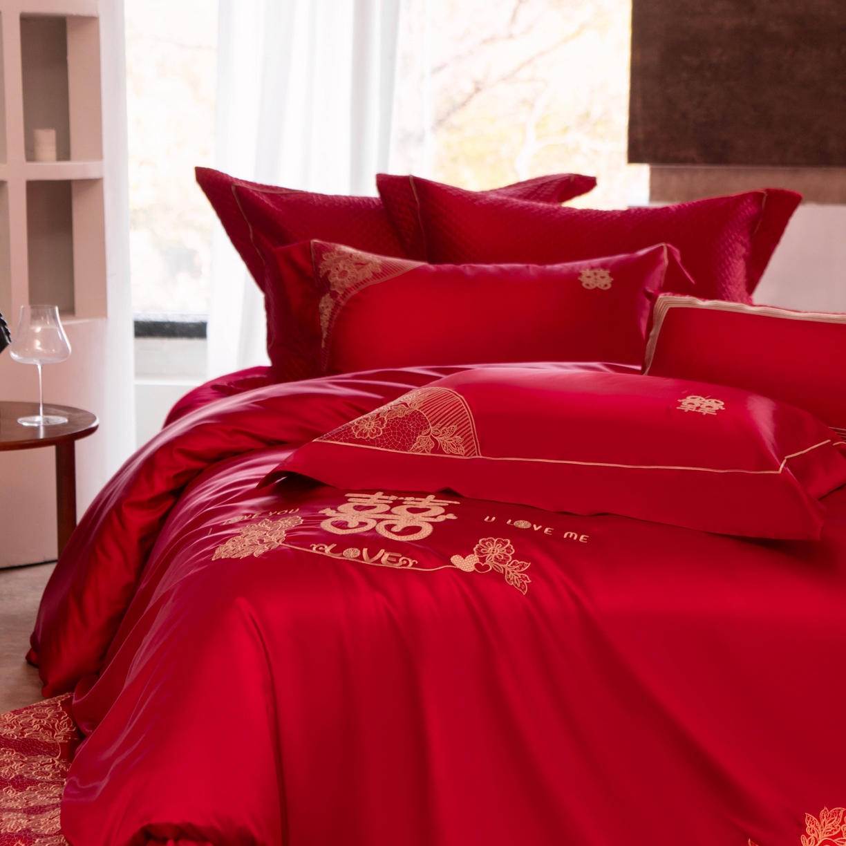 91家纺网 家纺一手货源 找家纺 佳汐蓝家纺 2026新款高精密缎面蕾丝贴布绣法式浪漫邂逅中式喜庆四件套 唯美