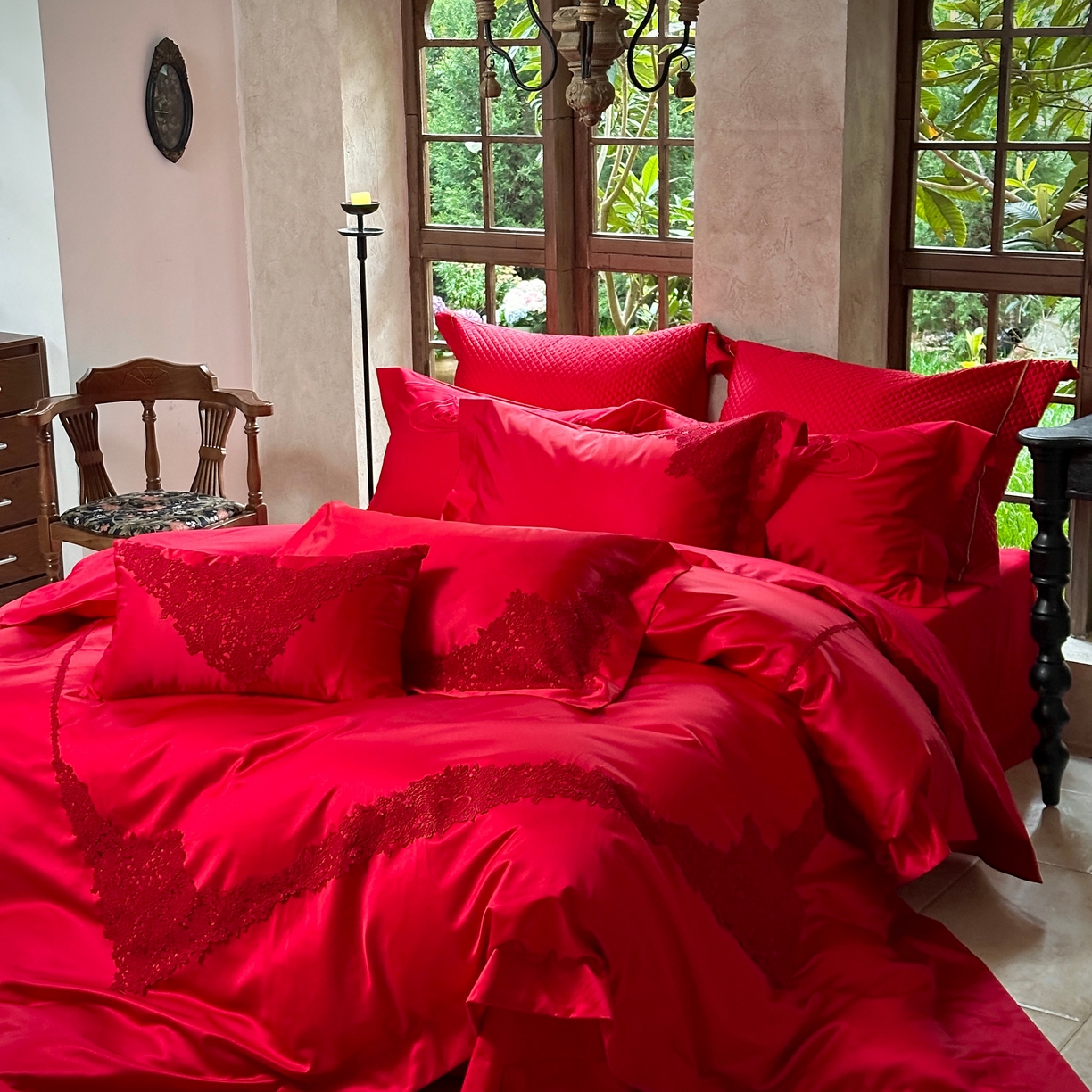 91家纺网 家纺一手货源 找家纺 佳汐蓝家纺 2026新款高精密缎面蕾丝贴布绣法式浪漫邂逅中式喜庆四件套 情意浓浓