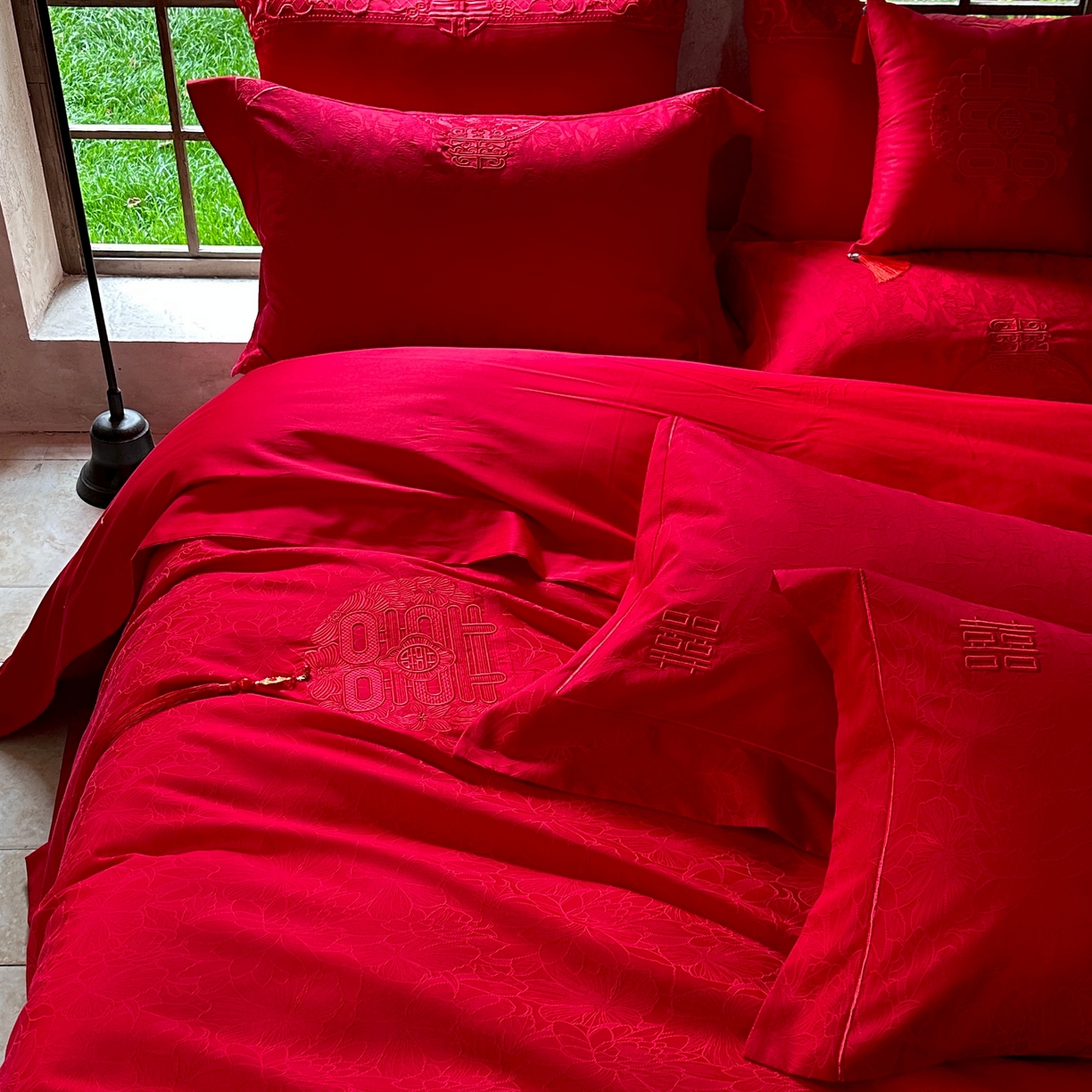 91家纺网 家纺一手货源 找家纺 佳汐蓝家纺 2026新款高精密缎面蕾丝贴布绣法式浪漫邂逅中式喜庆四件套 爱玛诗