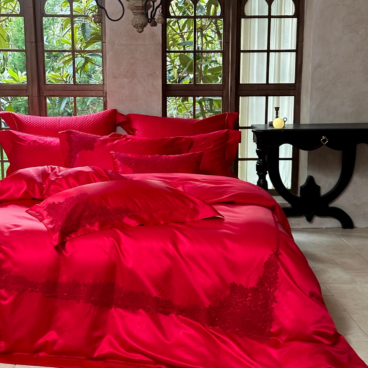 91家纺网 家纺一手货源 找家纺 佳汐蓝家纺 2026新款高精密缎面蕾丝贴布绣法式浪漫邂逅中式喜庆四件套 情意浓浓