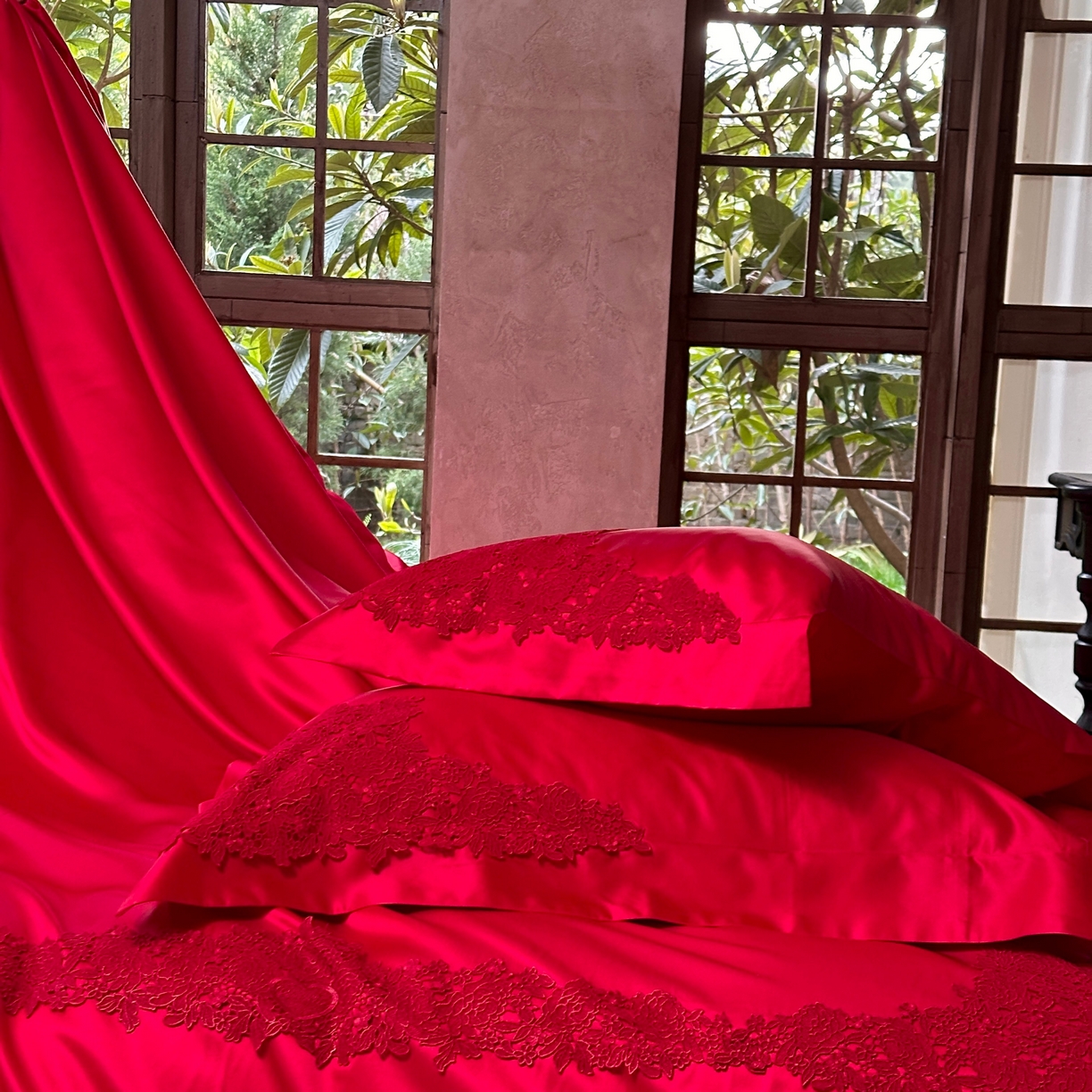 91家纺网 家纺一手货源 找家纺 佳汐蓝家纺 2026新款高精密缎面蕾丝贴布绣法式浪漫邂逅中式喜庆四件套 情意浓浓