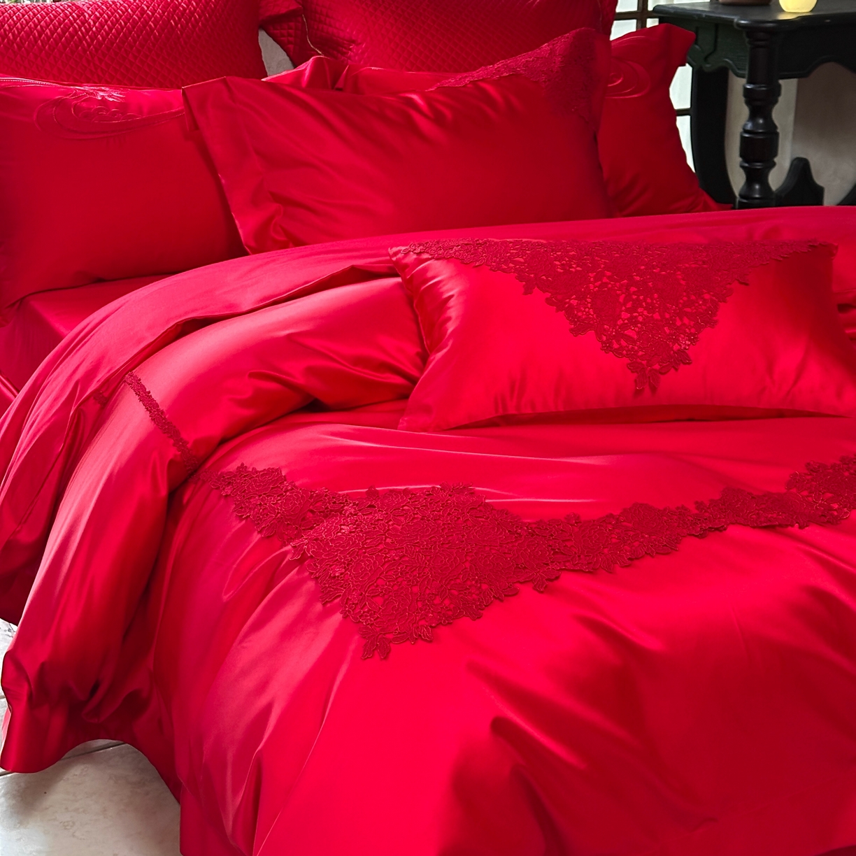 91家纺网 家纺一手货源 找家纺 佳汐蓝家纺 2026新款高精密缎面蕾丝贴布绣法式浪漫邂逅中式喜庆四件套 情意浓浓