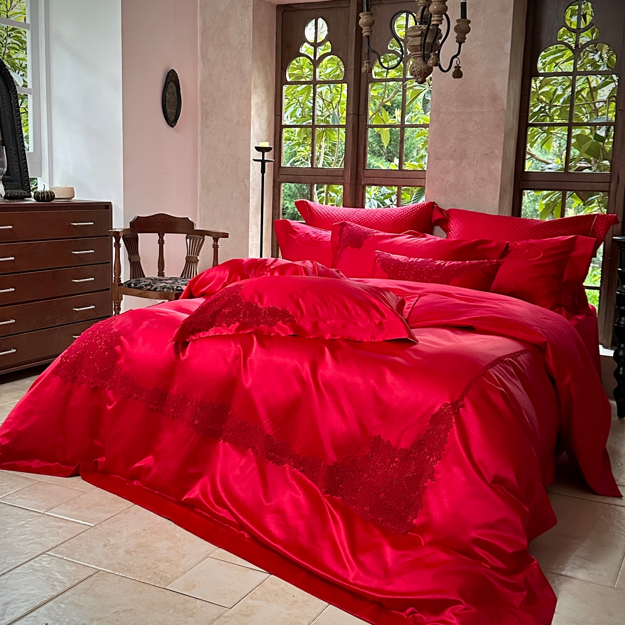 91家纺网 家纺一手货源 找家纺 佳汐蓝家纺 2026新款高精密缎面蕾丝贴布绣法式浪漫邂逅中式喜庆四件套 情意浓浓