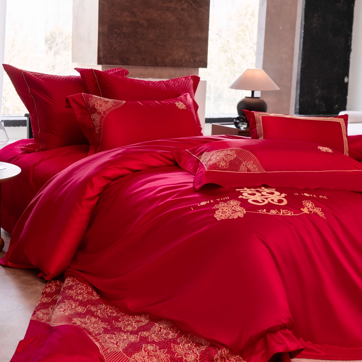 91家纺网 家纺一手货源 找家纺 佳汐蓝家纺 2026新款高精密缎面蕾丝贴布绣法式浪漫邂逅中式喜庆四件套 唯美