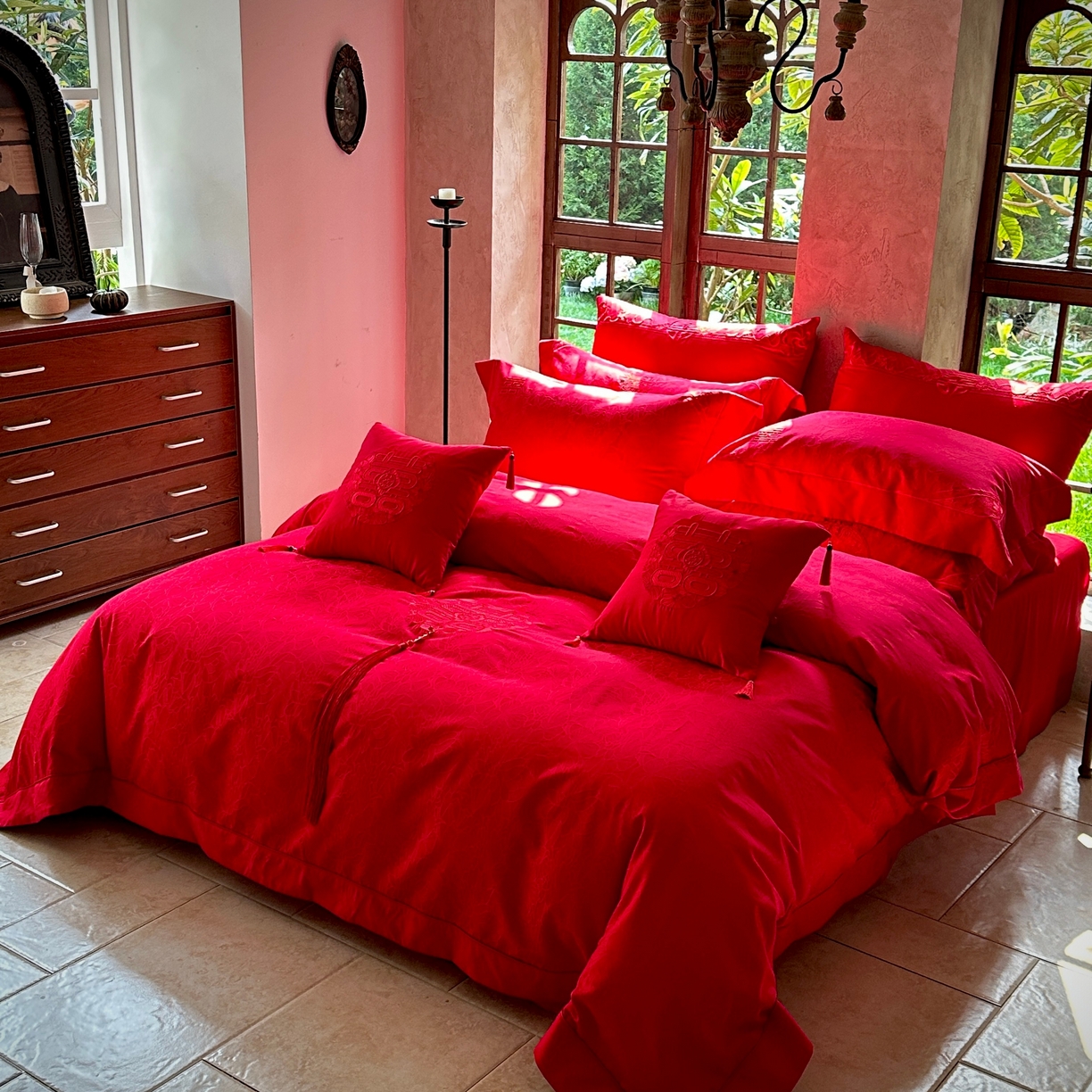 91家纺网 家纺一手货源 找家纺 佳汐蓝家纺 2026新款高精密缎面蕾丝贴布绣法式浪漫邂逅中式喜庆四件套 爱玛诗