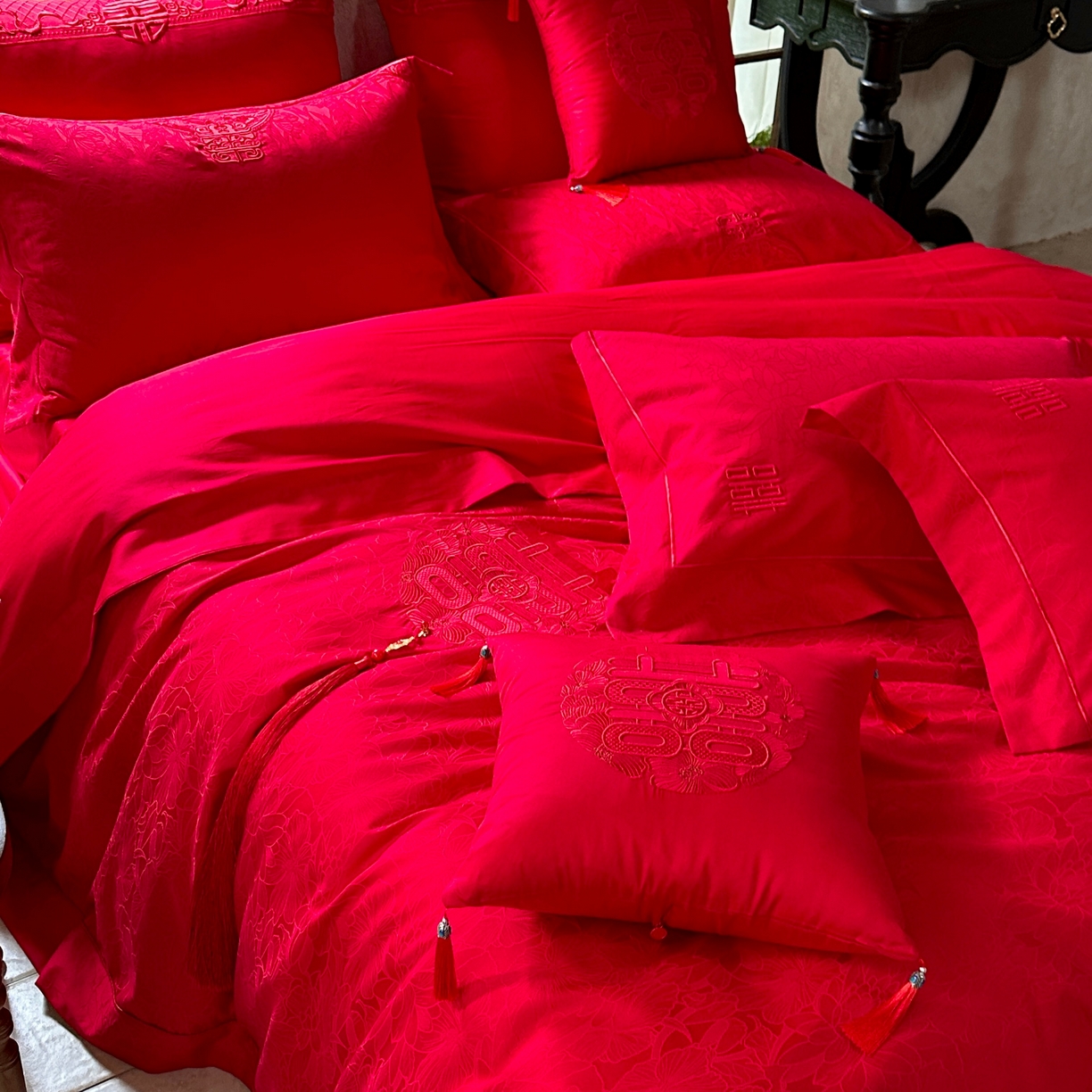 91家纺网 家纺一手货源 找家纺 佳汐蓝家纺 2026新款高精密缎面蕾丝贴布绣法式浪漫邂逅中式喜庆四件套 爱玛诗