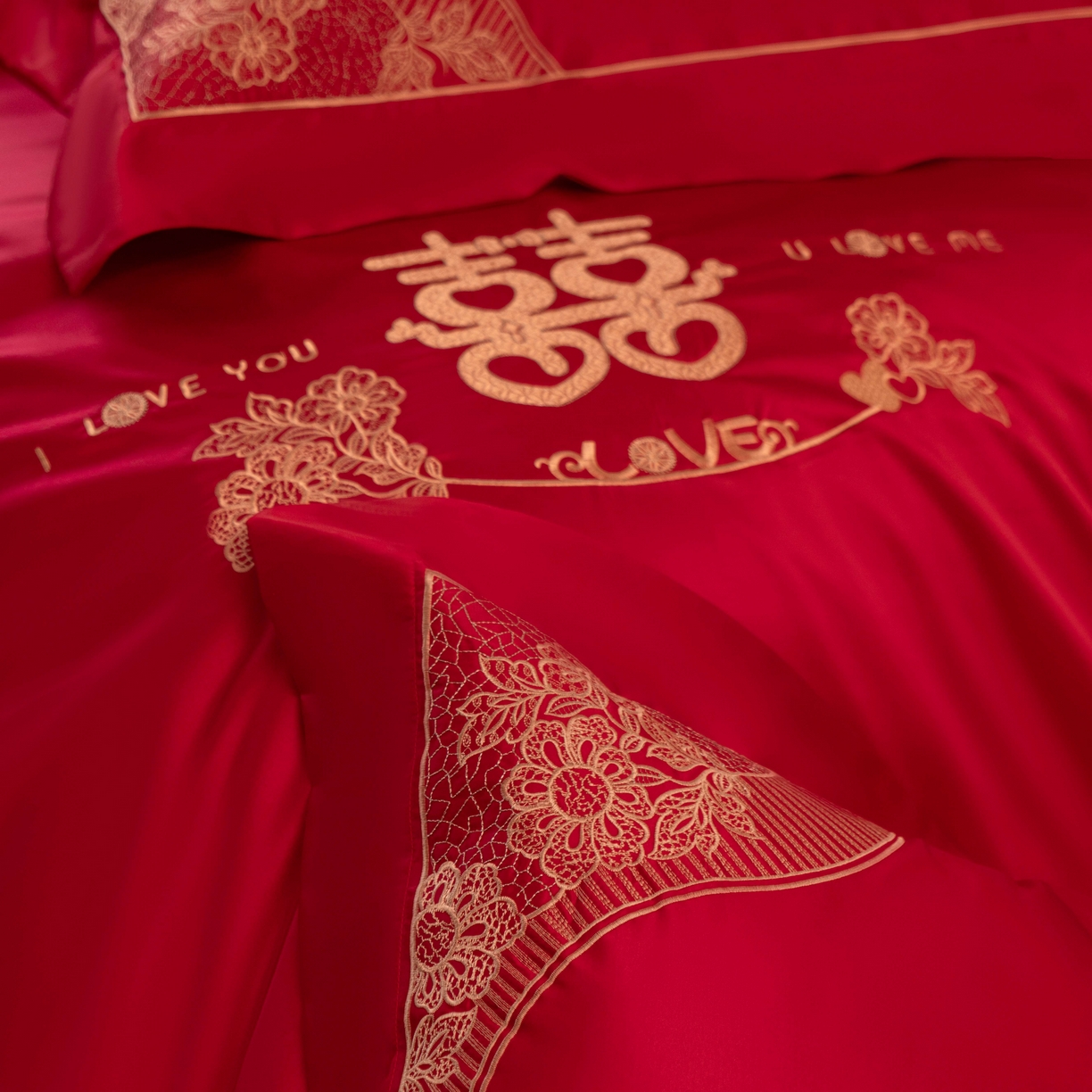 91家纺网 家纺一手货源 找家纺 佳汐蓝家纺 2026新款高精密缎面蕾丝贴布绣法式浪漫邂逅中式喜庆四件套 唯美