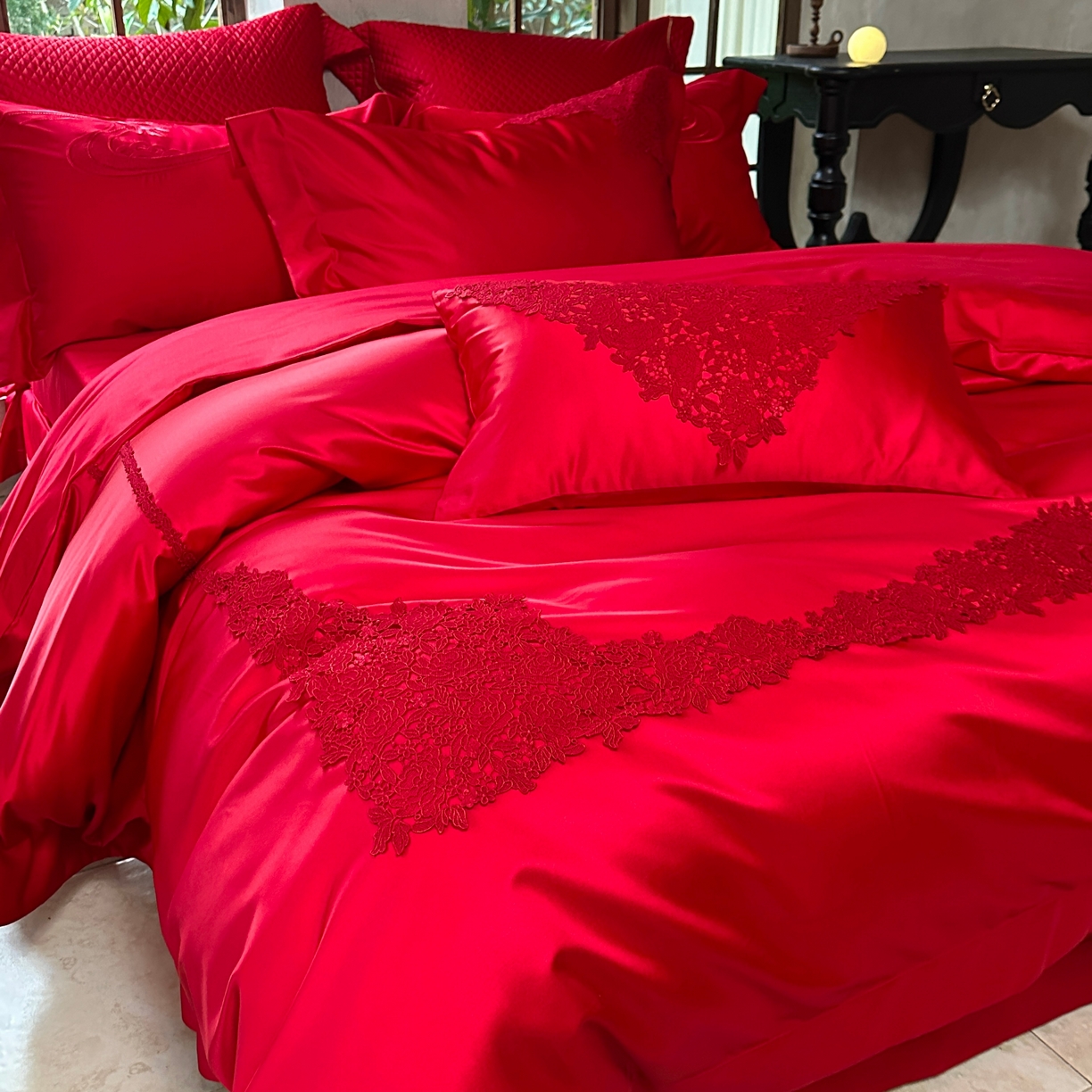 91家纺网 家纺一手货源 找家纺 佳汐蓝家纺 2026新款高精密缎面蕾丝贴布绣法式浪漫邂逅中式喜庆四件套 情意浓浓