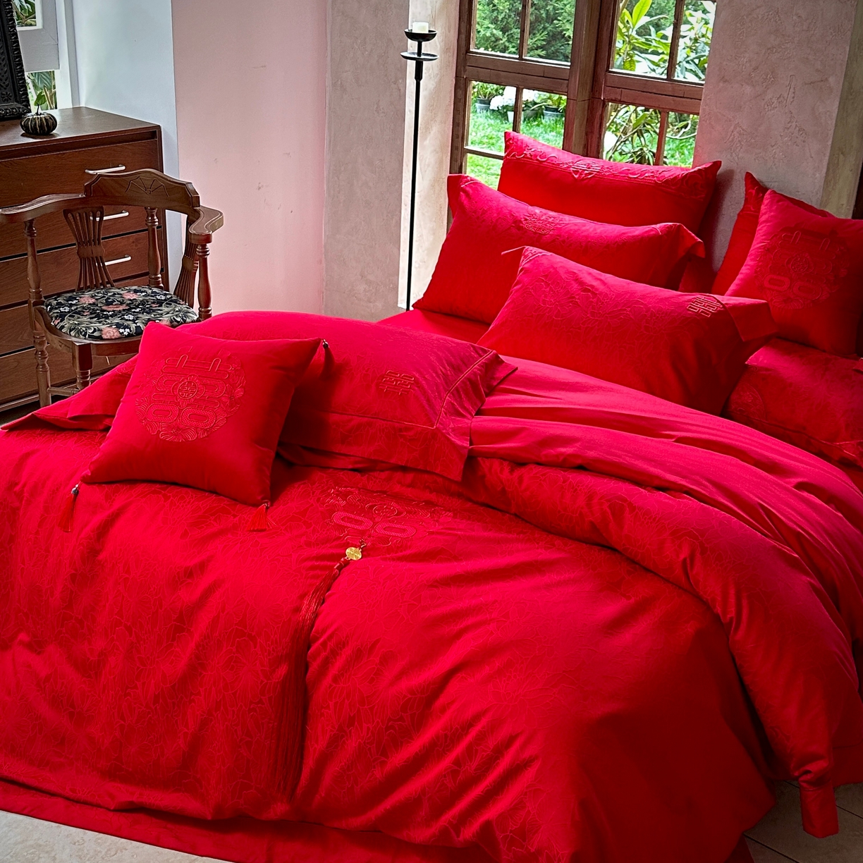 91家纺网 家纺一手货源 找家纺 佳汐蓝家纺 2026新款高精密缎面蕾丝贴布绣法式浪漫邂逅中式喜庆四件套 爱玛诗