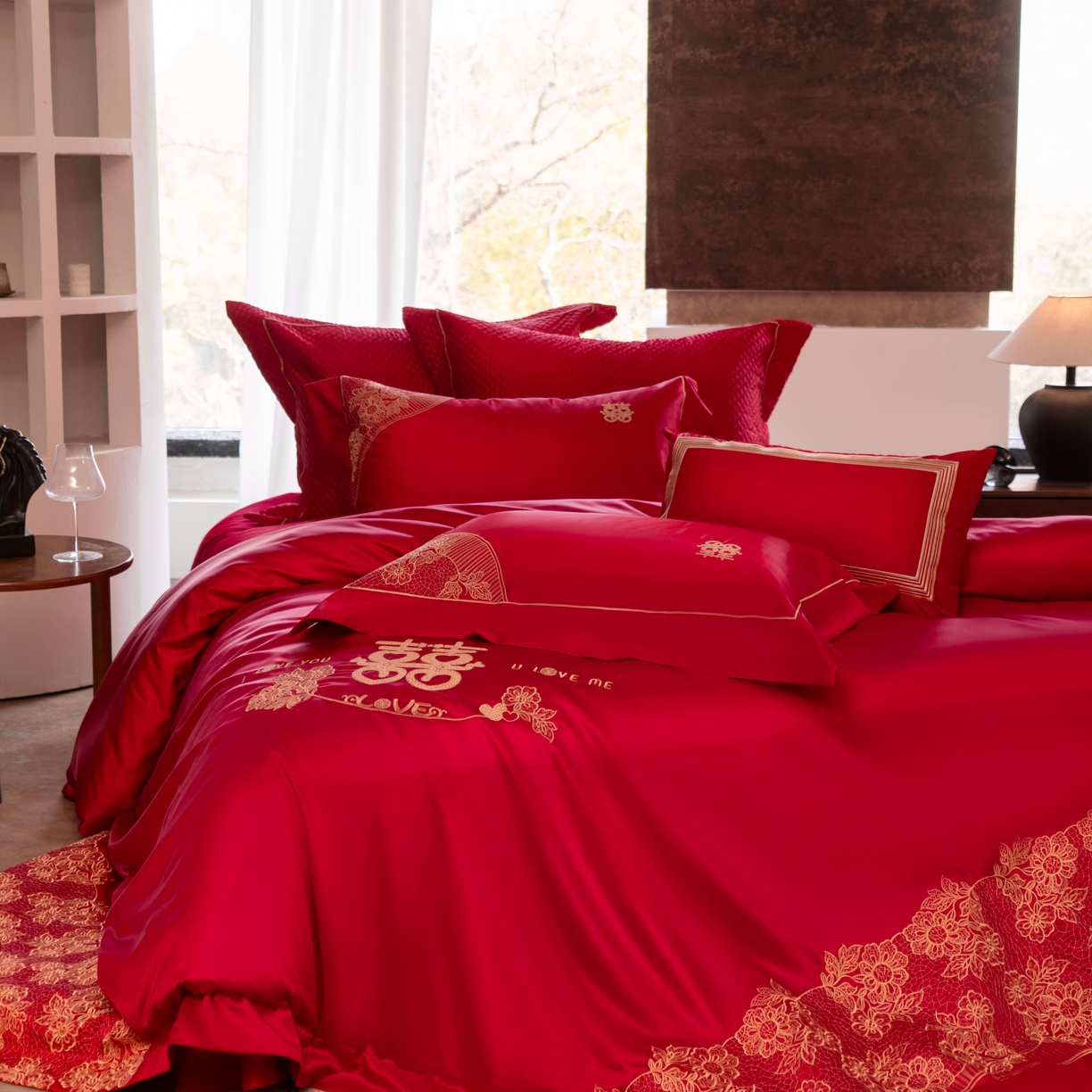 91家纺网 家纺一手货源 找家纺 佳汐蓝家纺 2026新款高精密缎面蕾丝贴布绣法式浪漫邂逅中式喜庆四件套 唯美