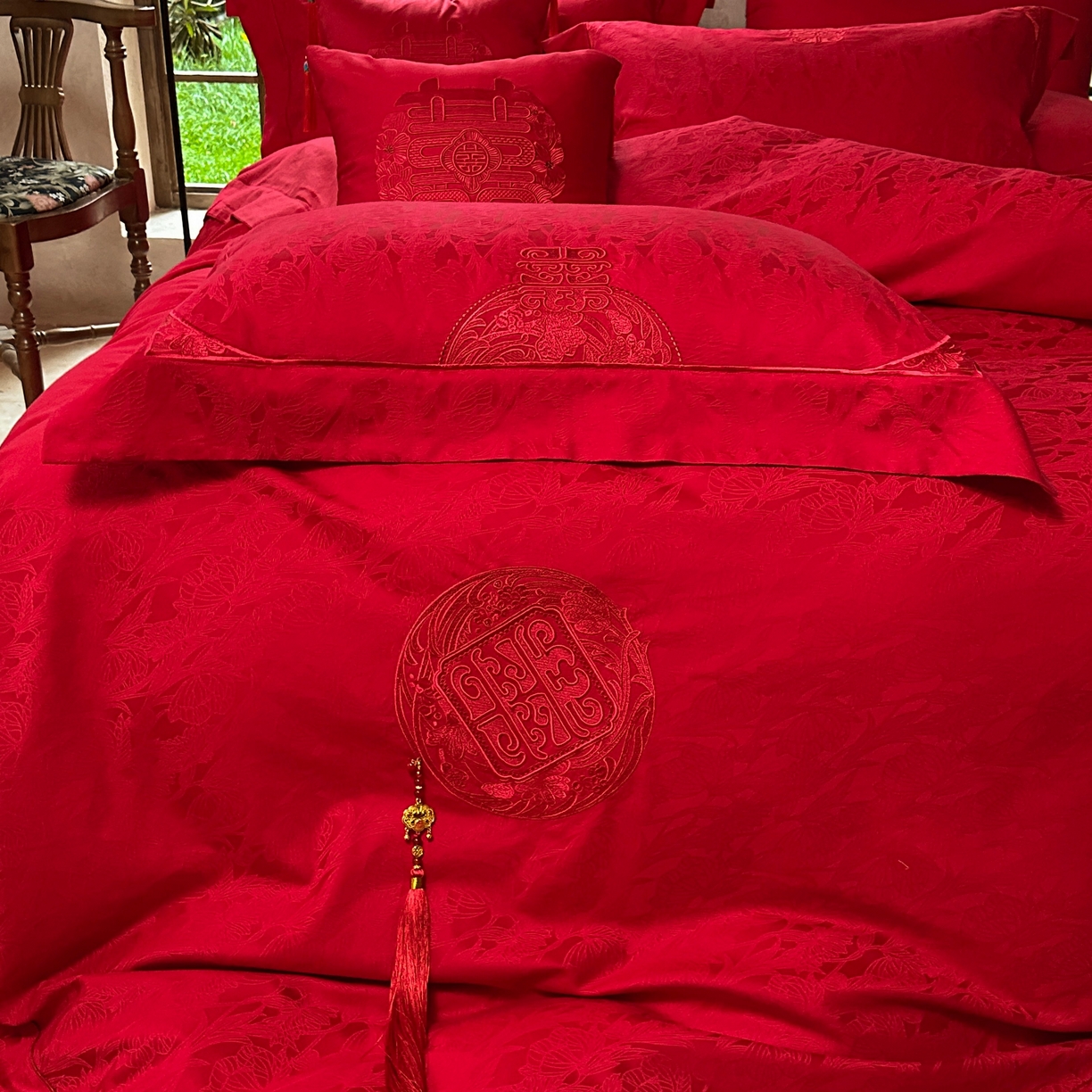 91家纺网 家纺一手货源 找家纺 佳汐蓝家纺 2026新款高精密缎面蕾丝贴布绣法式浪漫邂逅中式喜庆四件套 诺言