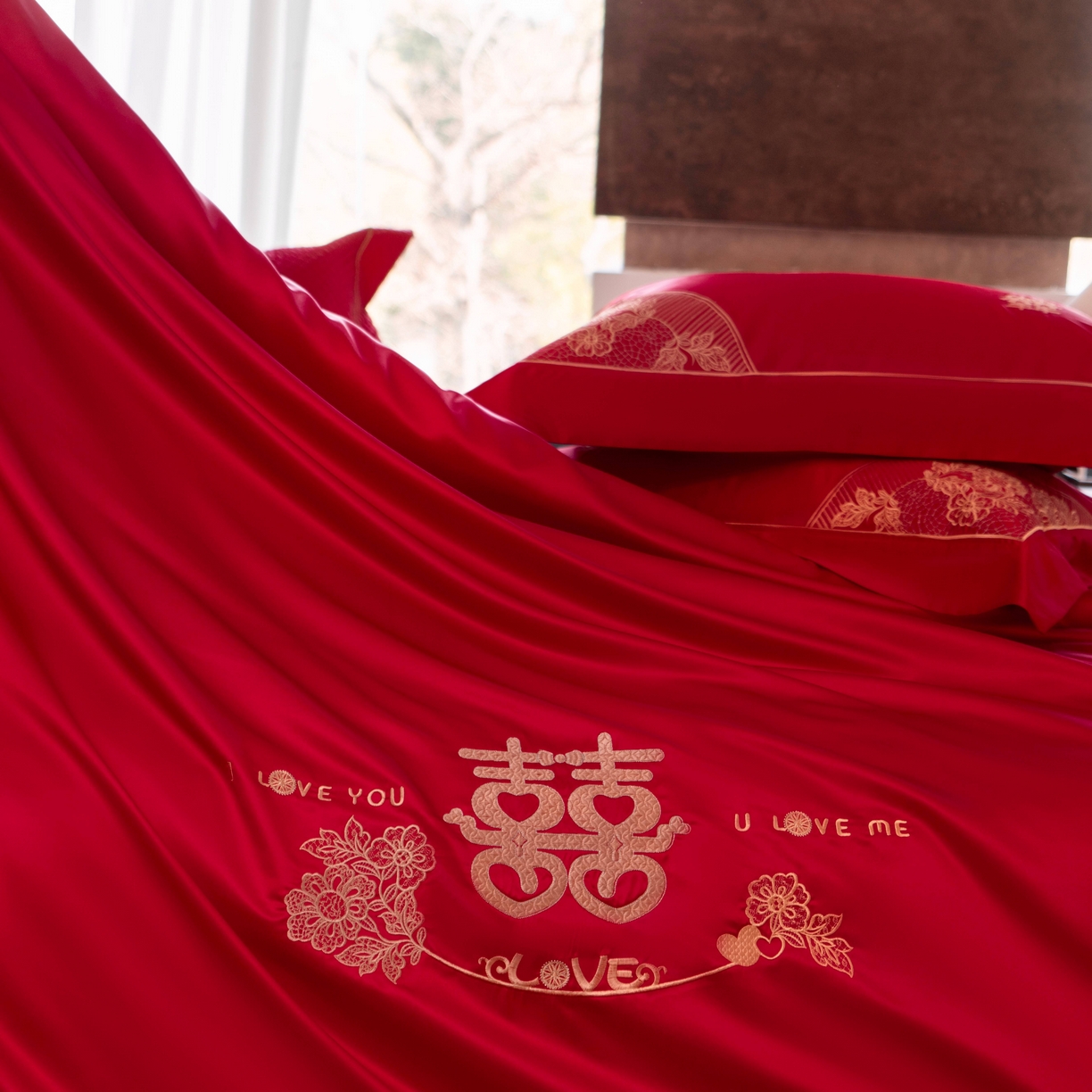 91家纺网 家纺一手货源 找家纺 佳汐蓝家纺 2026新款高精密缎面蕾丝贴布绣法式浪漫邂逅中式喜庆四件套 唯美