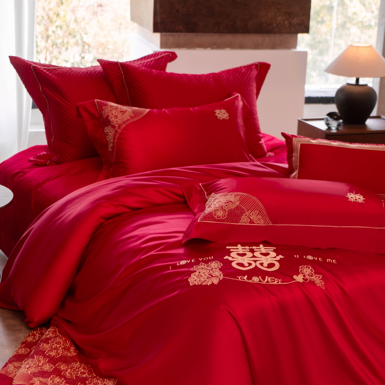 91家纺网 家纺一手货源 找家纺 佳汐蓝家纺 2026新款高精密缎面蕾丝贴布绣法式浪漫邂逅中式喜庆四件套 唯美