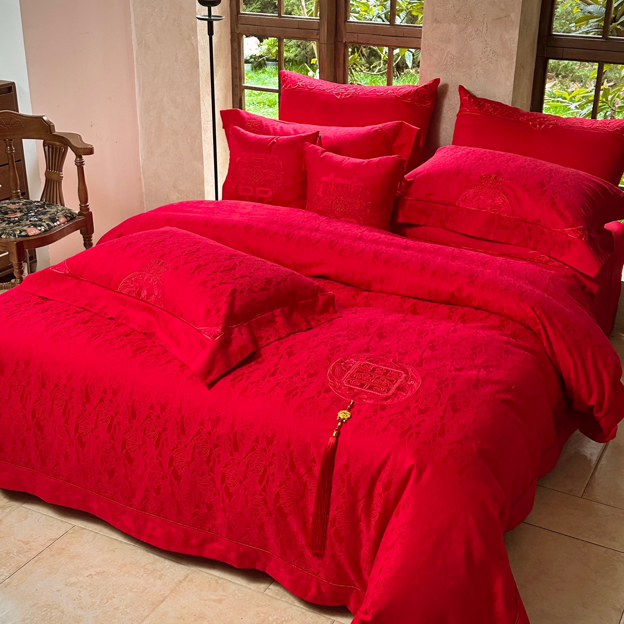 91家纺网 家纺一手货源 找家纺 佳汐蓝家纺 2026新款高精密缎面蕾丝贴布绣法式浪漫邂逅中式喜庆四件套 诺言