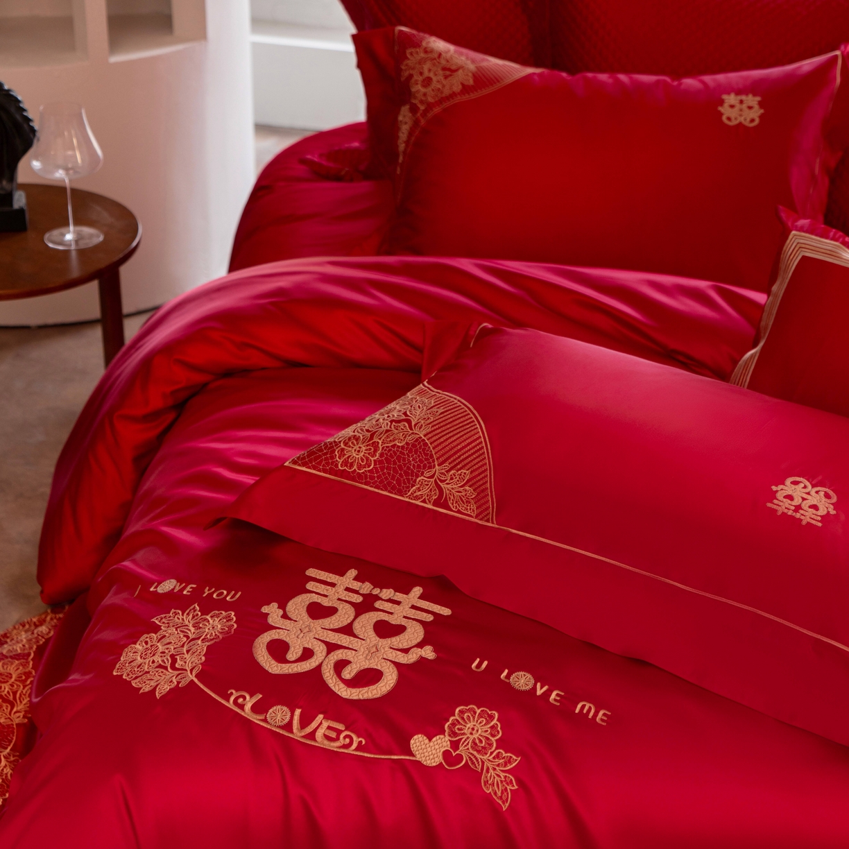 91家纺网 家纺一手货源 找家纺 佳汐蓝家纺 2026新款高精密缎面蕾丝贴布绣法式浪漫邂逅中式喜庆四件套 唯美