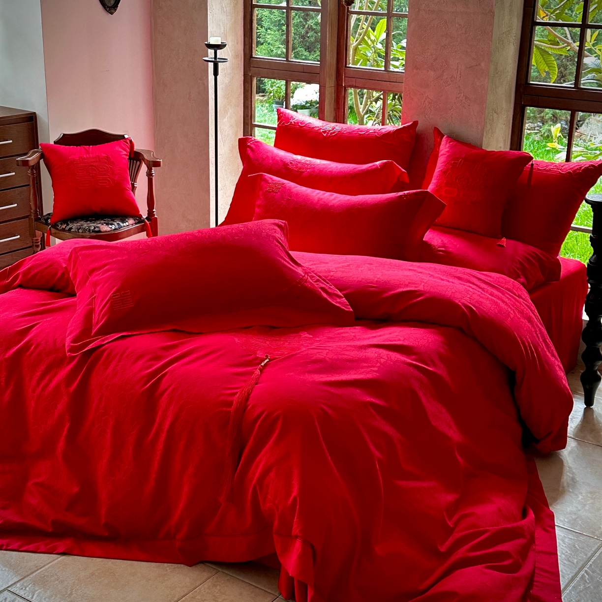 91家纺网 家纺一手货源 找家纺 佳汐蓝家纺 2026新款高精密缎面蕾丝贴布绣法式浪漫邂逅中式喜庆四件套 爱玛诗