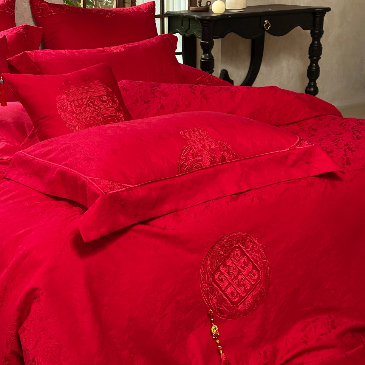 91家纺网 家纺一手货源 找家纺 佳汐蓝家纺 2026新款高精密缎面蕾丝贴布绣法式浪漫邂逅中式喜庆四件套 诺言