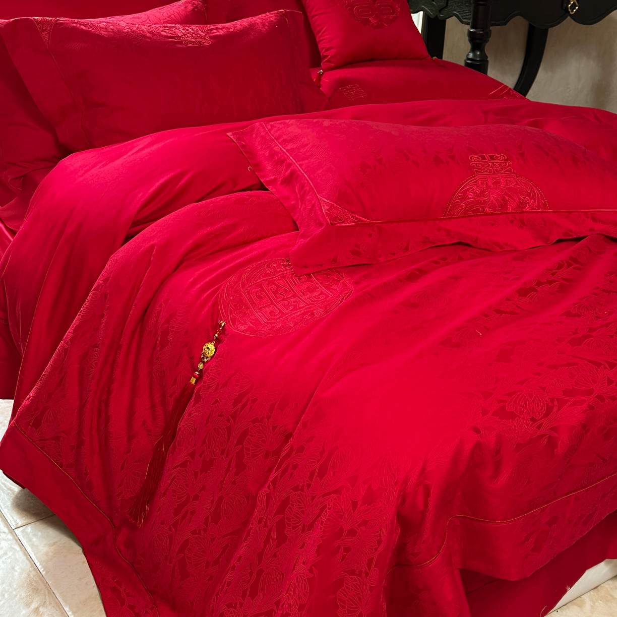 91家纺网 家纺一手货源 找家纺 佳汐蓝家纺 2026新款高精密缎面蕾丝贴布绣法式浪漫邂逅中式喜庆四件套 诺言