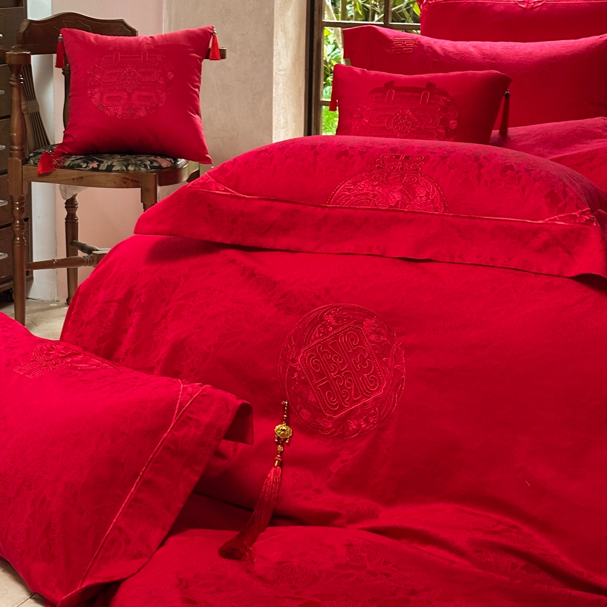 91家纺网 家纺一手货源 找家纺 佳汐蓝家纺 2026新款高精密缎面蕾丝贴布绣法式浪漫邂逅中式喜庆四件套 诺言