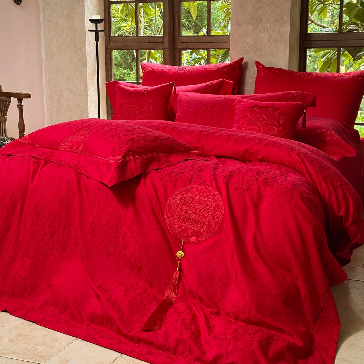 91家纺网 家纺一手货源 找家纺 佳汐蓝家纺 2026新款高精密缎面蕾丝贴布绣法式浪漫邂逅中式喜庆四件套 诺言