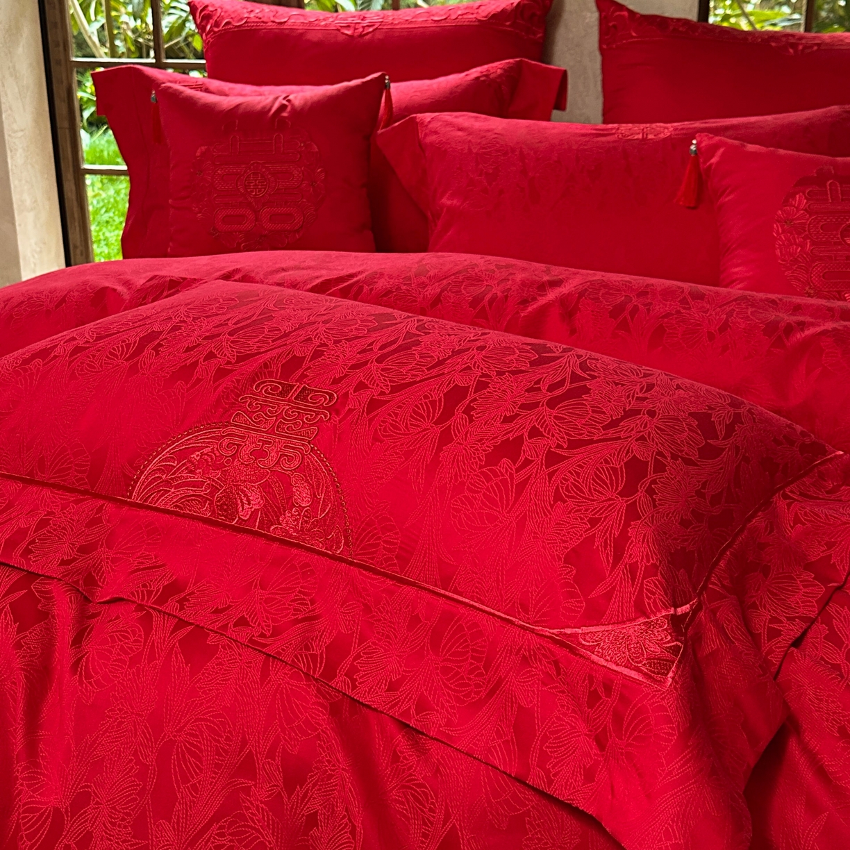 91家纺网 家纺一手货源 找家纺 佳汐蓝家纺 2026新款高精密缎面蕾丝贴布绣法式浪漫邂逅中式喜庆四件套 诺言