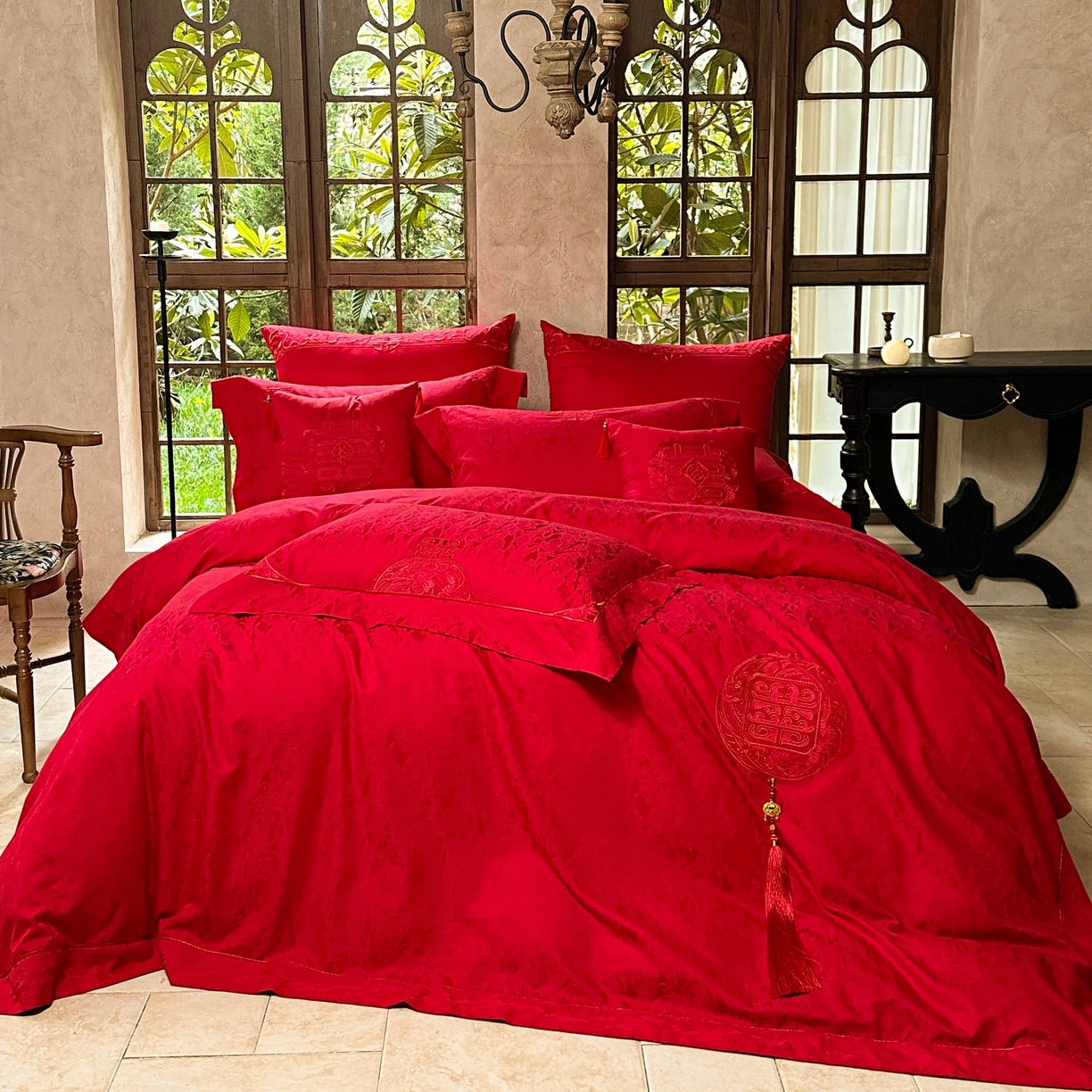 91家纺网 家纺一手货源 找家纺 佳汐蓝家纺 2026新款高精密缎面蕾丝贴布绣法式浪漫邂逅中式喜庆四件套 诺言