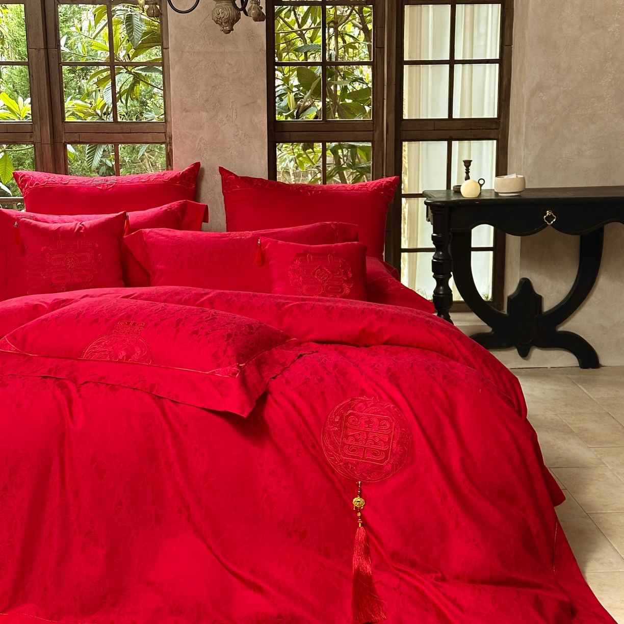 91家纺网 家纺一手货源 找家纺 佳汐蓝家纺 2026新款高精密缎面蕾丝贴布绣法式浪漫邂逅中式喜庆四件套 诺言