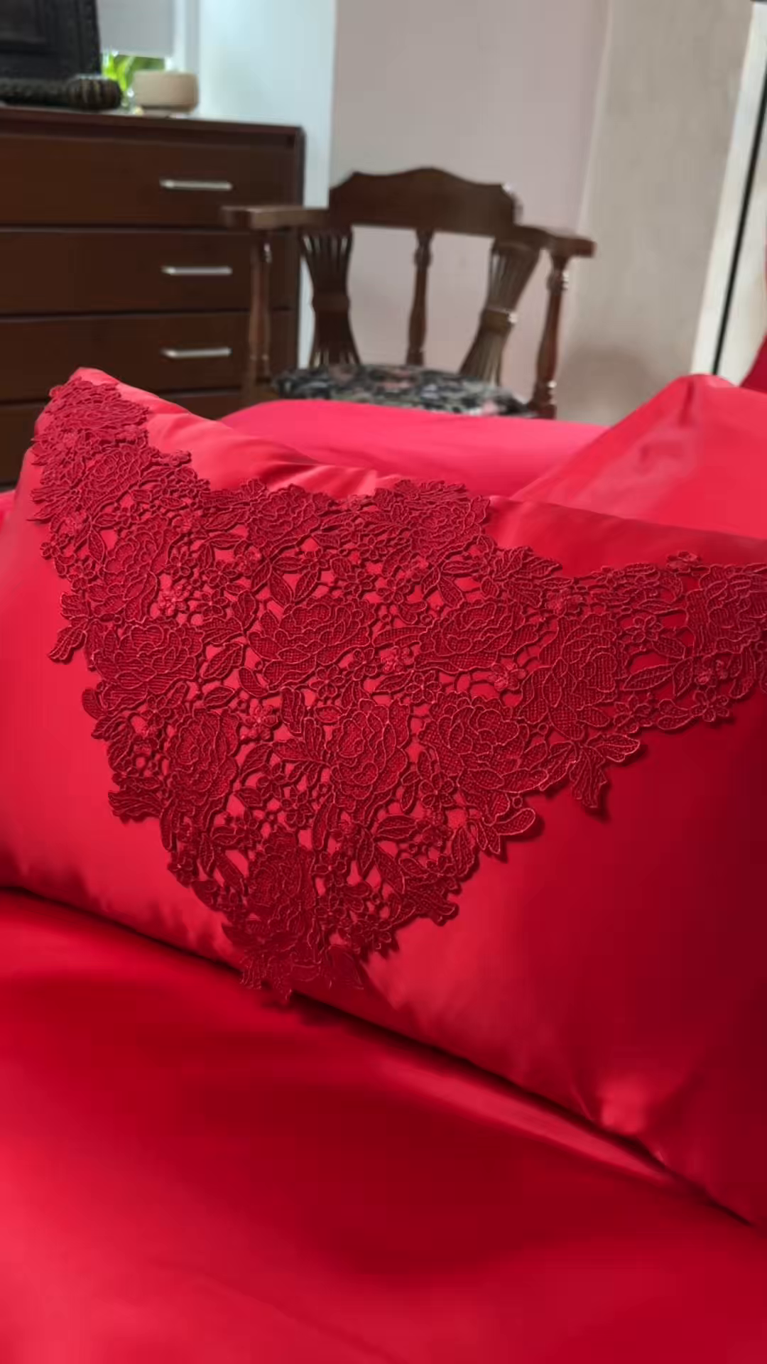 91家纺网 家纺一手货源 找家纺 佳汐蓝家纺 2026新款高精密缎面蕾丝贴布绣法式浪漫邂逅中式喜庆四件套 情意浓浓