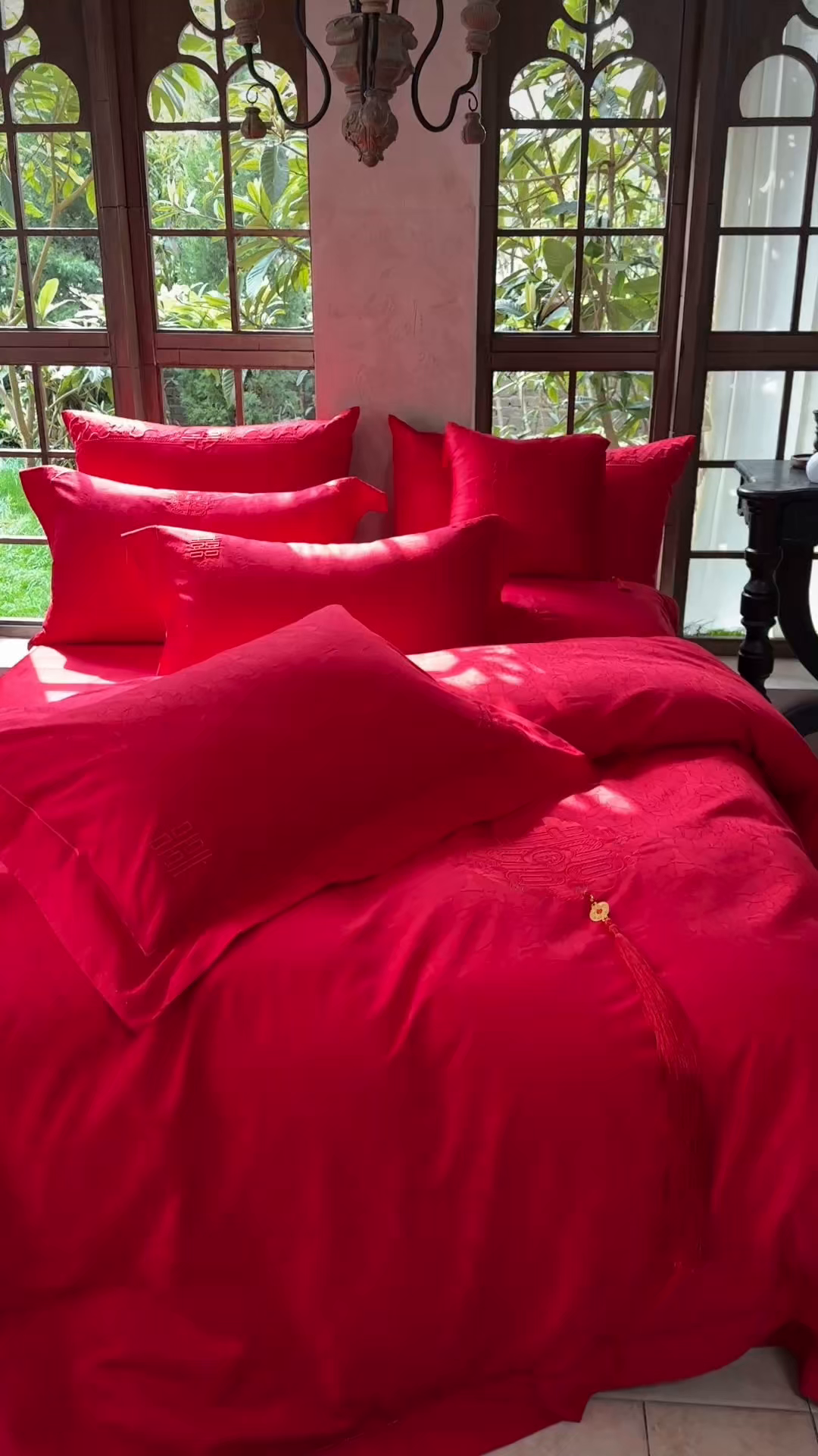 91家纺网 家纺一手货源 找家纺 佳汐蓝家纺 2026新款高精密缎面蕾丝贴布绣法式浪漫邂逅中式喜庆四件套 爱玛诗